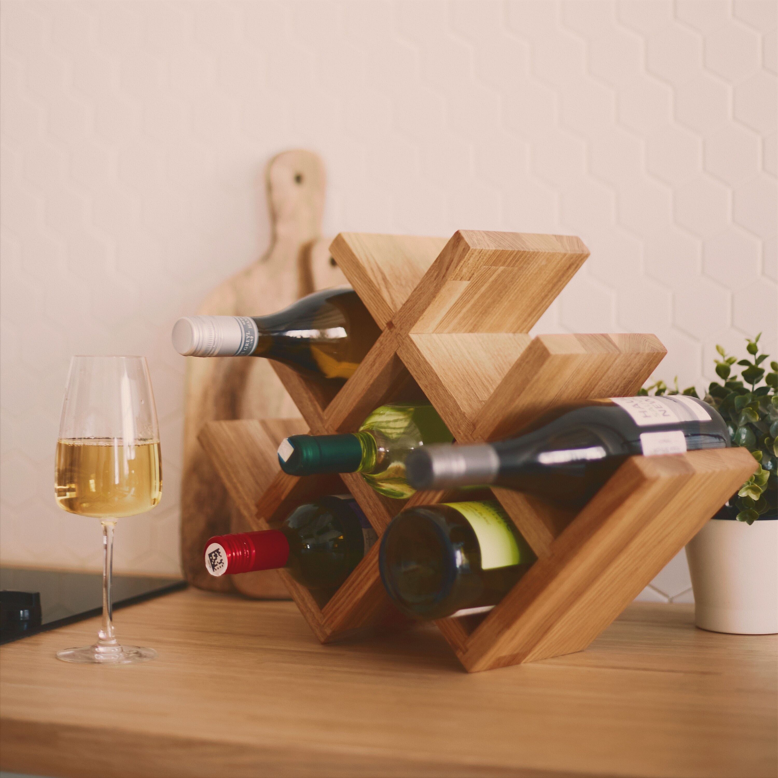 Handgefertigtes rustikales Weinregal aus Walnussholz: Flaschenhalter für die Arbeitsplatte