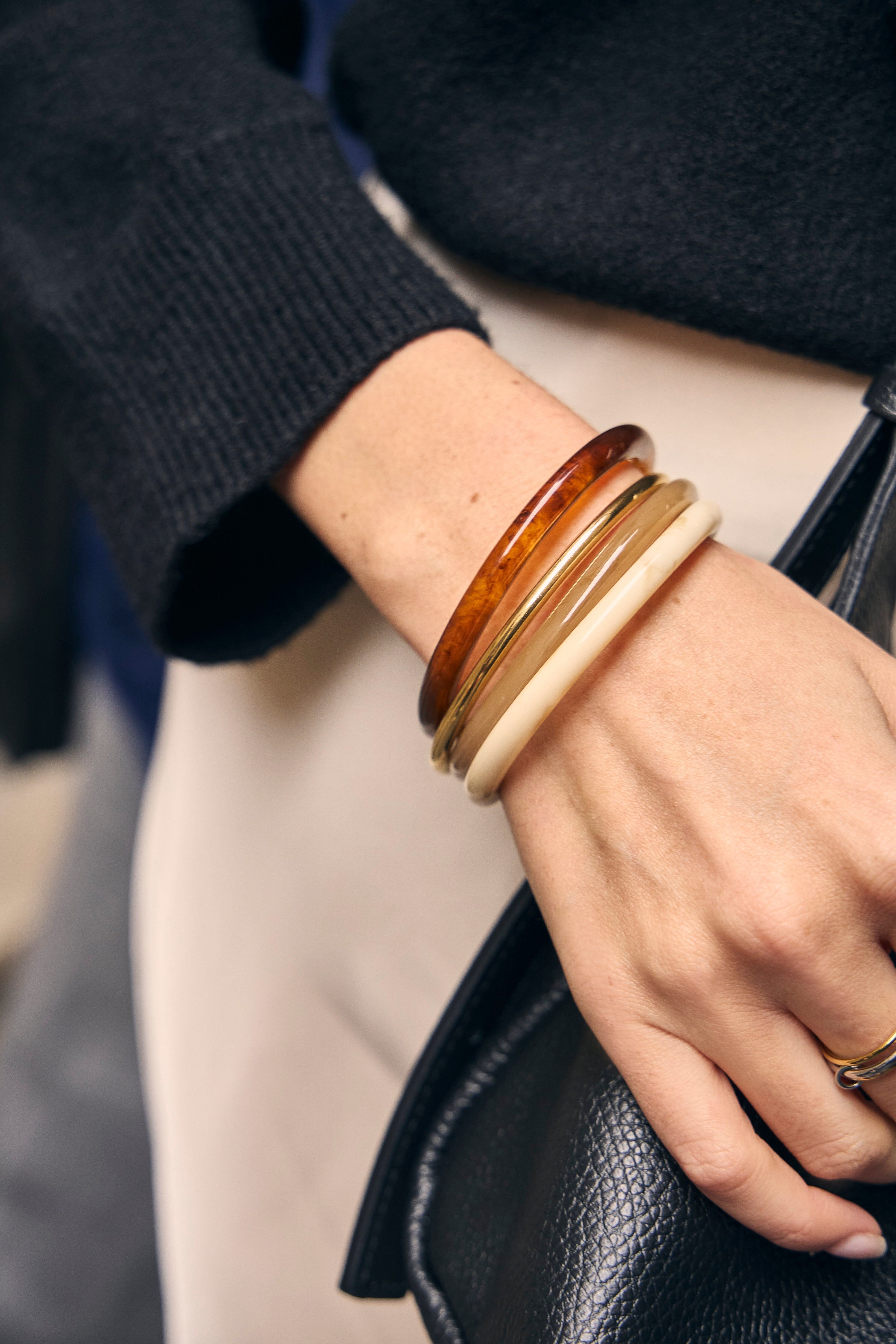 Set di 4 bracciali bangle in resina color marmo, ambra e oro