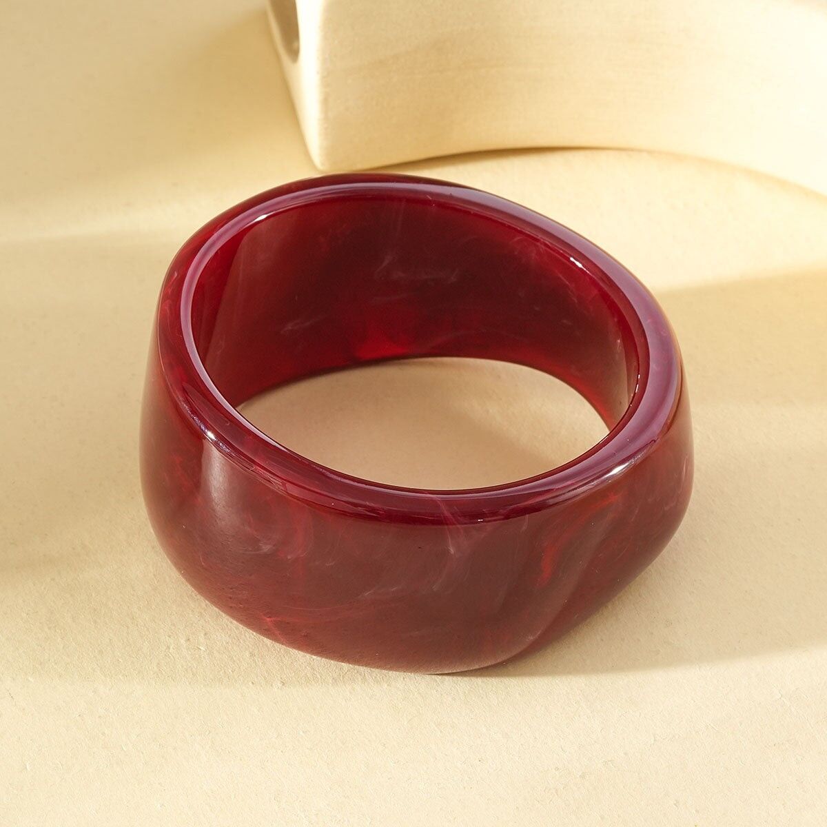 Bracciale bangle spesso e arrotondato in resina bordeaux