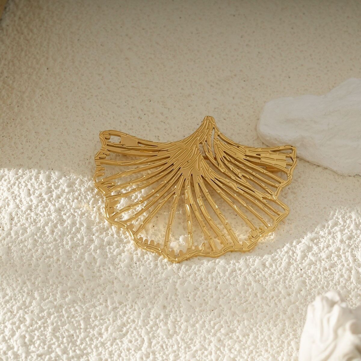 Spilla foglia di ginkgo in filigrana d'oro