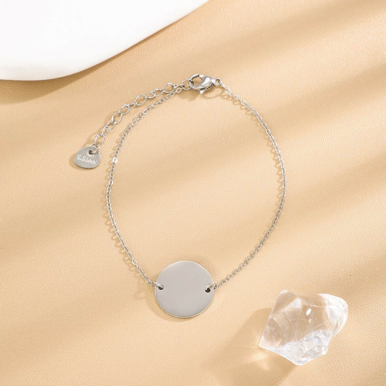 Bracciale in argento a catena sottile con piastra rotonda da incidere