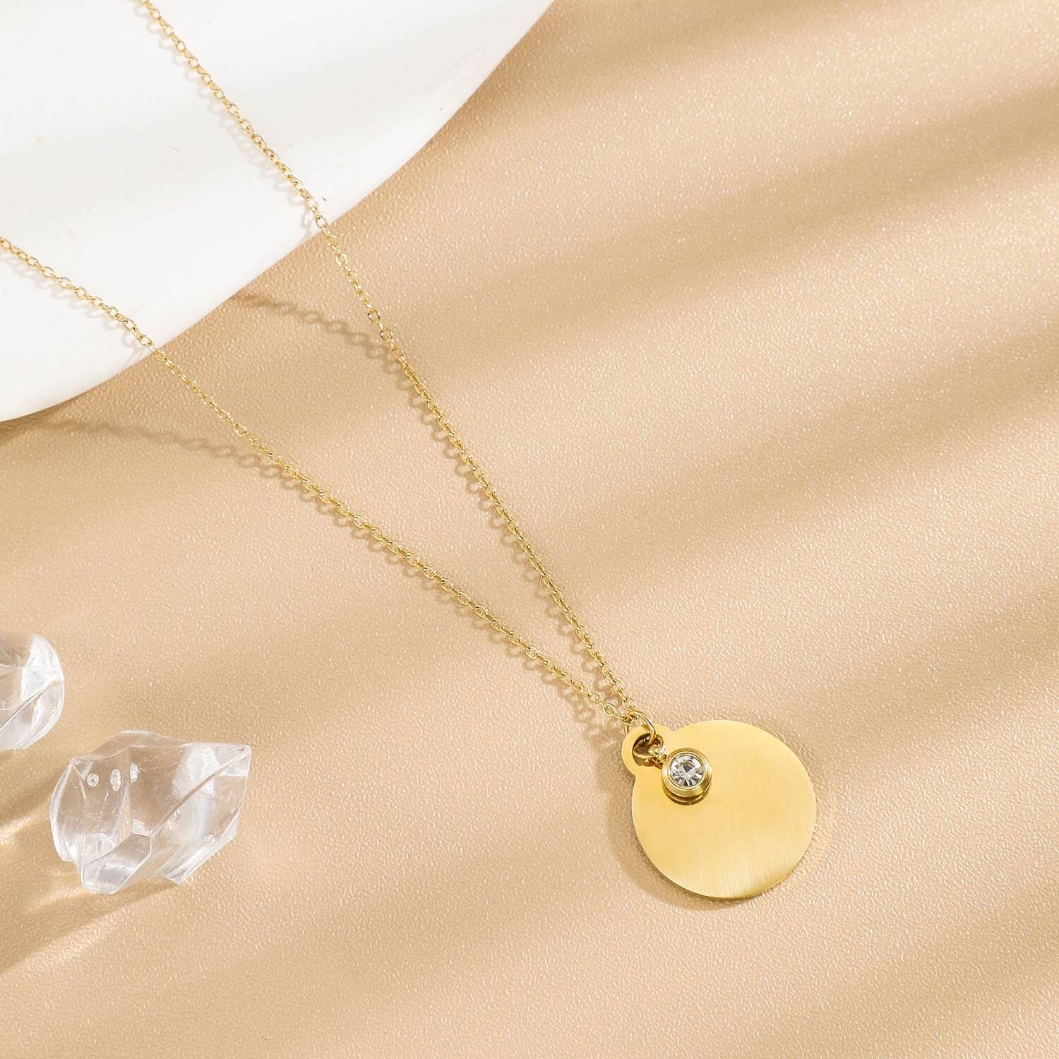 Collana a catena in oro fino con piastra rotonda incisibile e strass