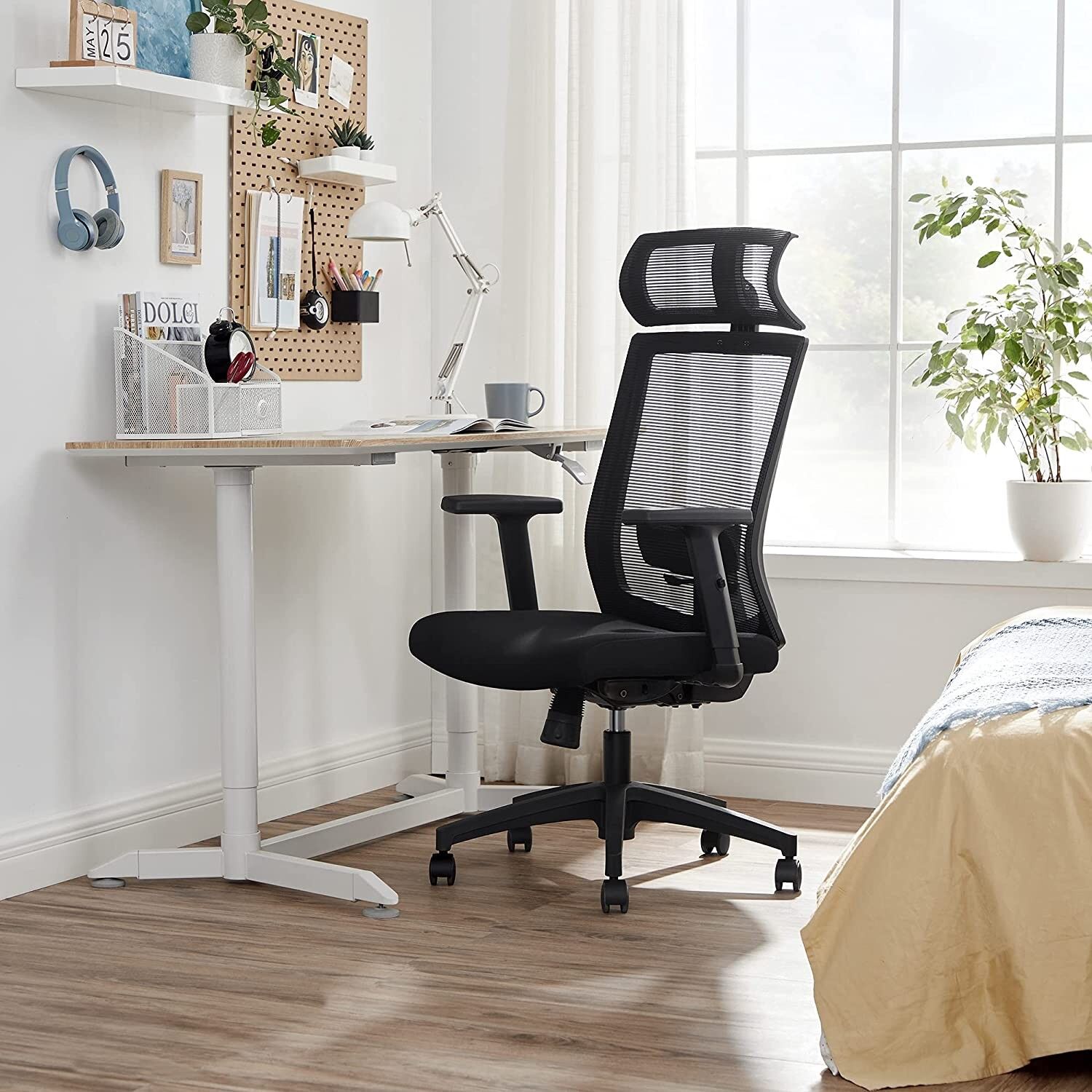 Chaise d'ordinateur ergonomique, 65 x 53 cm Hauteur d'assise (à partir du sol) : 44-54 cm Dimensions de l'assise : 52 x 50 cm Hauteur et largeur du dossier : 72 x 45 cm Hauteur des accoudoirs (à partir du siège) : 20-30 cm Dimensions de l'appui-tête : 43 x 20 cm