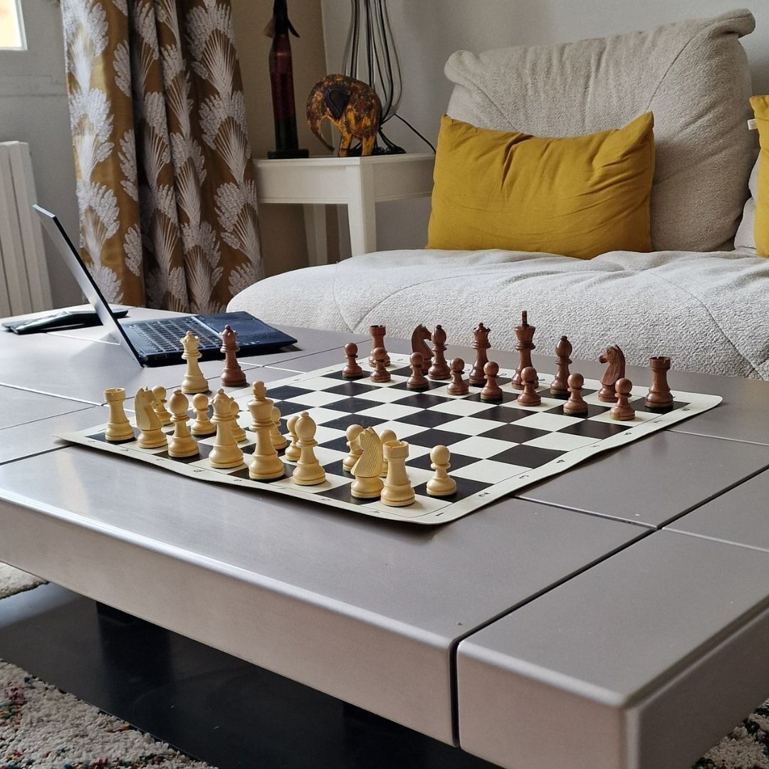 Juego Nomad - Tablero de ajedrez de vinilo y piezas Staunton de primera calidad