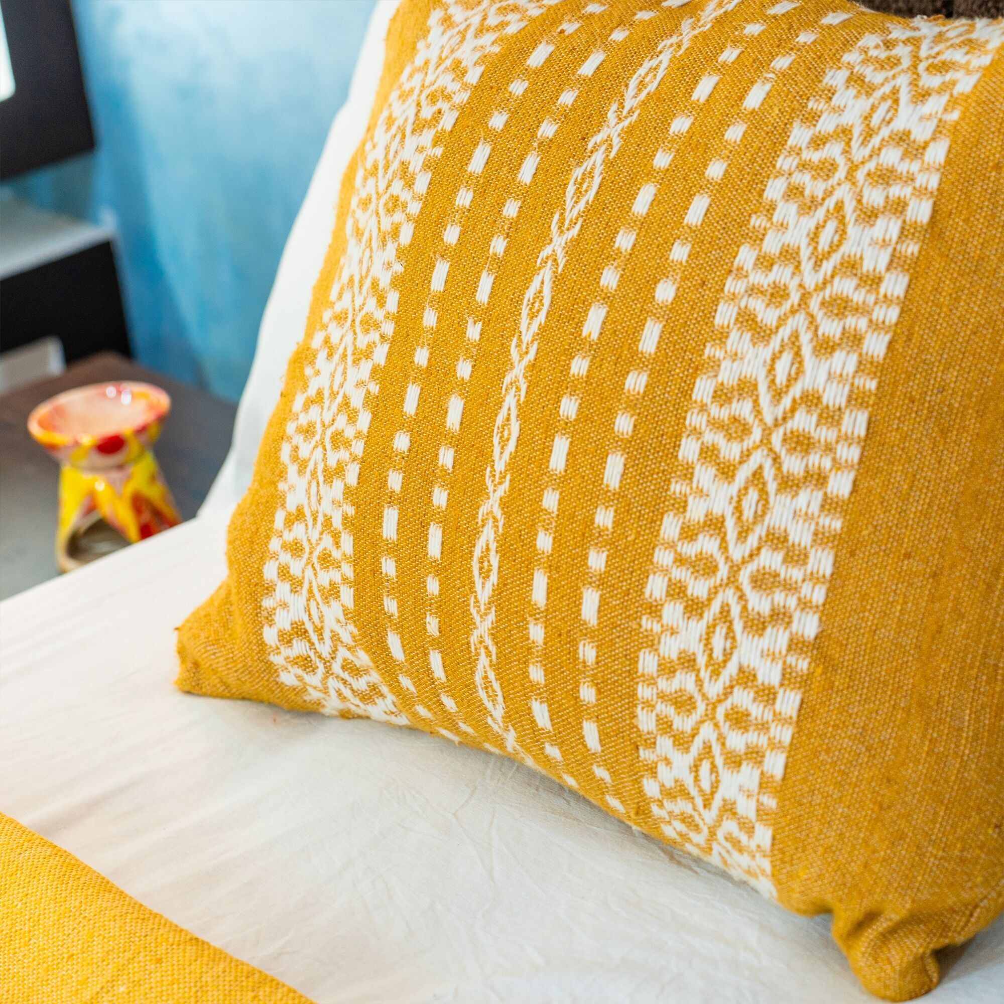 Cuscino a righe intrecciato a mano — Senape e avorio