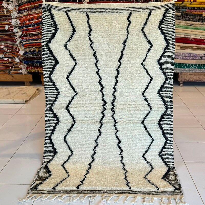 Alfombra Zira – Beni Ouarain de 96×156 cm – Alfombra marroquí de lana tejida a mano con estampado gráfico negro