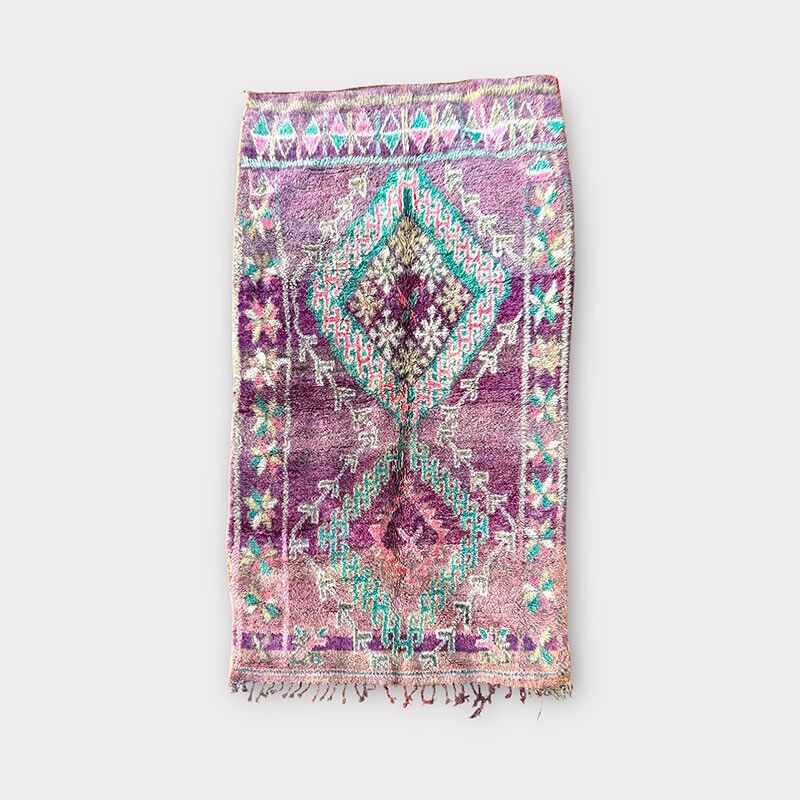 Alfombra bereber vintage Taznakht Amethyste de 150×238 cm, tejida a mano en lana marroquí en tonos morado, verde y rosa.