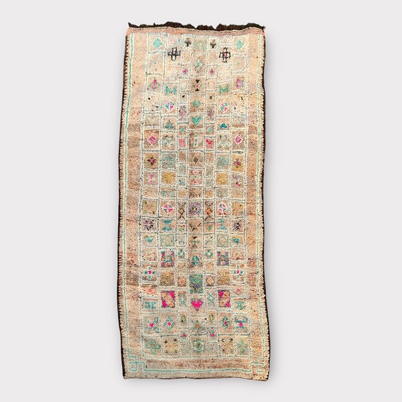 Amiyah – Alfombra bereber vintage Boujaad 124×272 cm – Pasillo de lana marroquí tejido a mano en color arena, rosa y menta