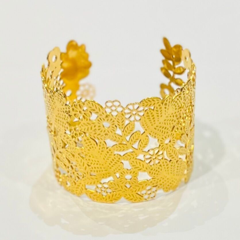 Brazalete de acero con diseño de flor de filigrana