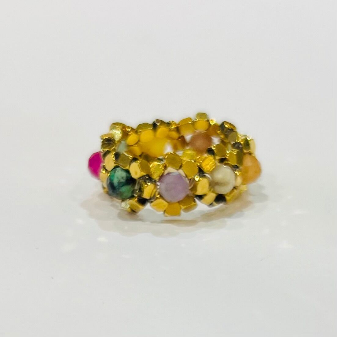 Anello elastico in acciaio con fiori intrecciati e perline sfaccettate