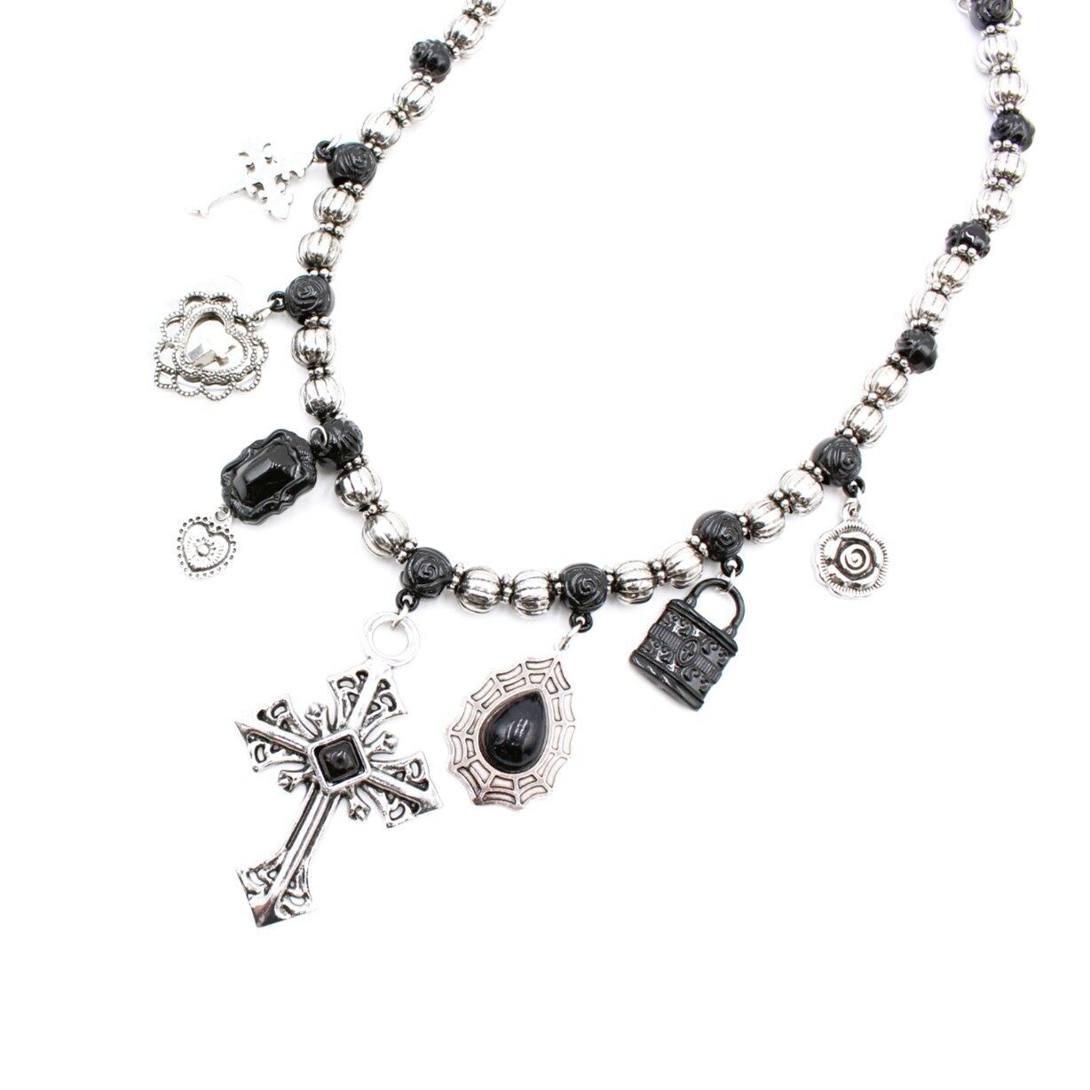 Silberne Halskette mit Kreuzanhängern