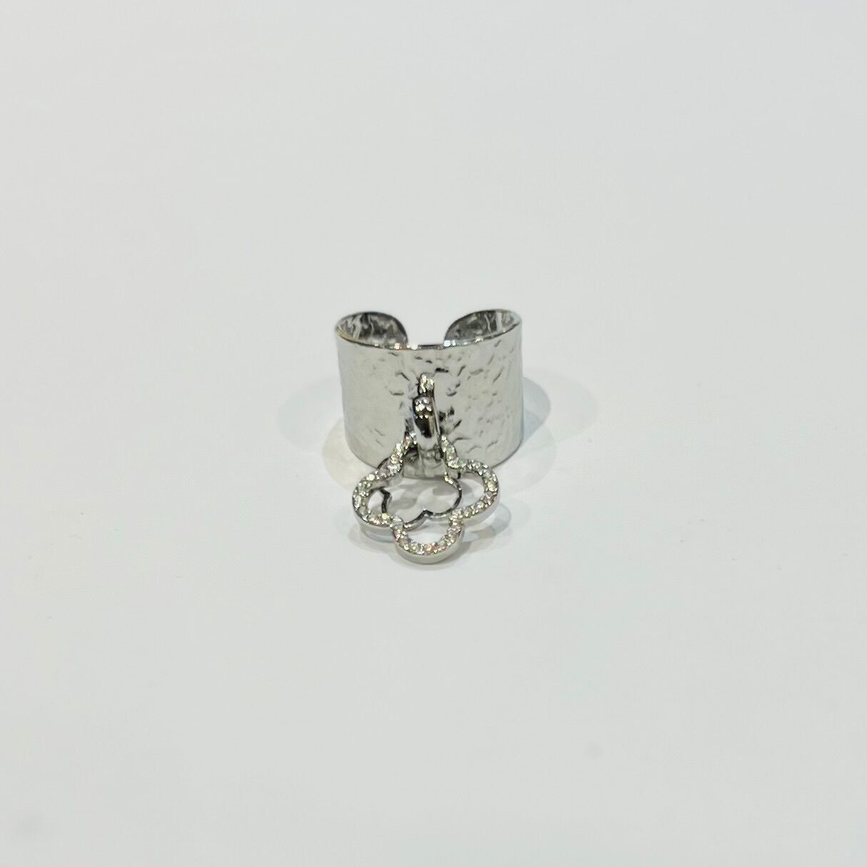 Anello in acciaio, fascia larga martellata con pendente a forma di trifoglio