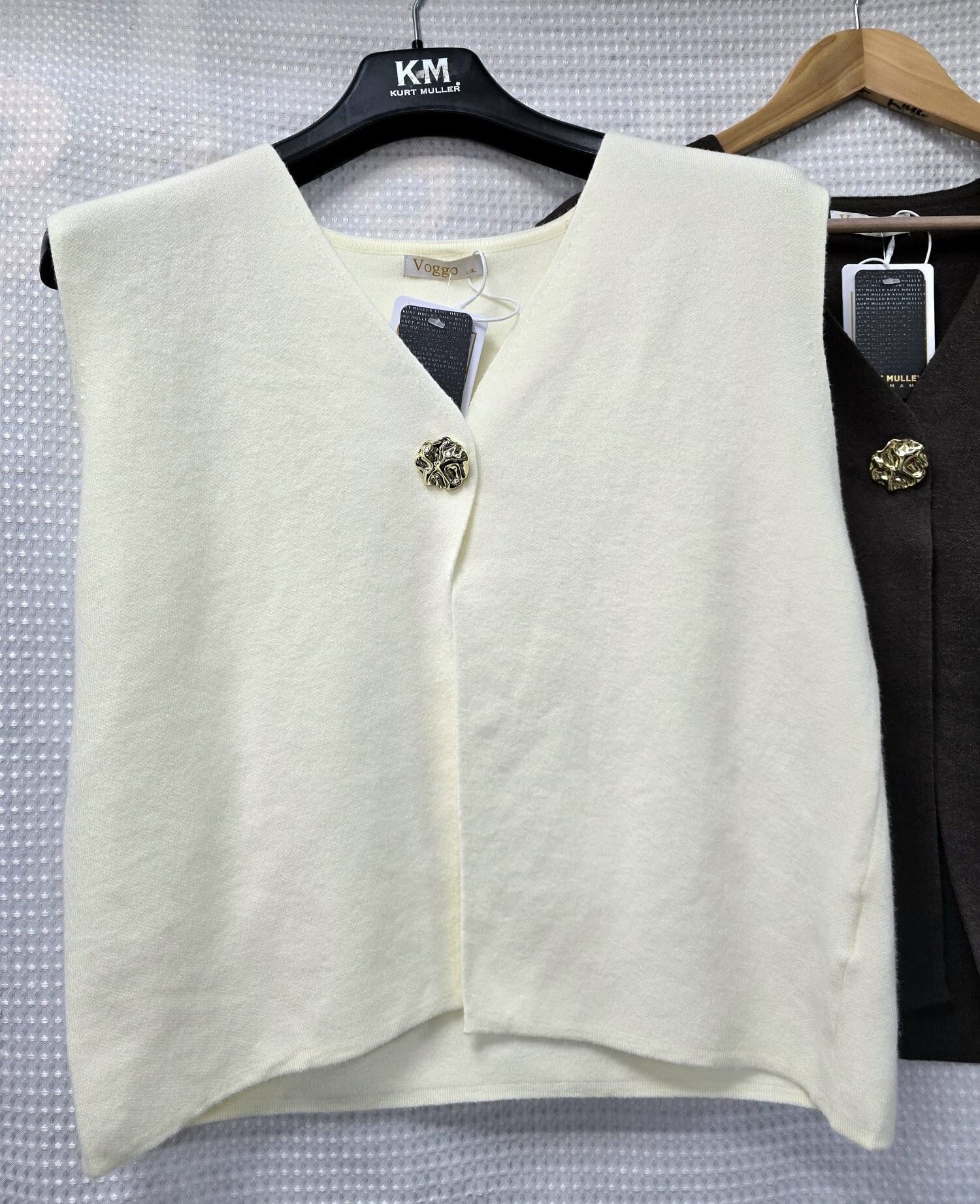 Gilet vintage in misto lana con bottoni in metallo dorato a V