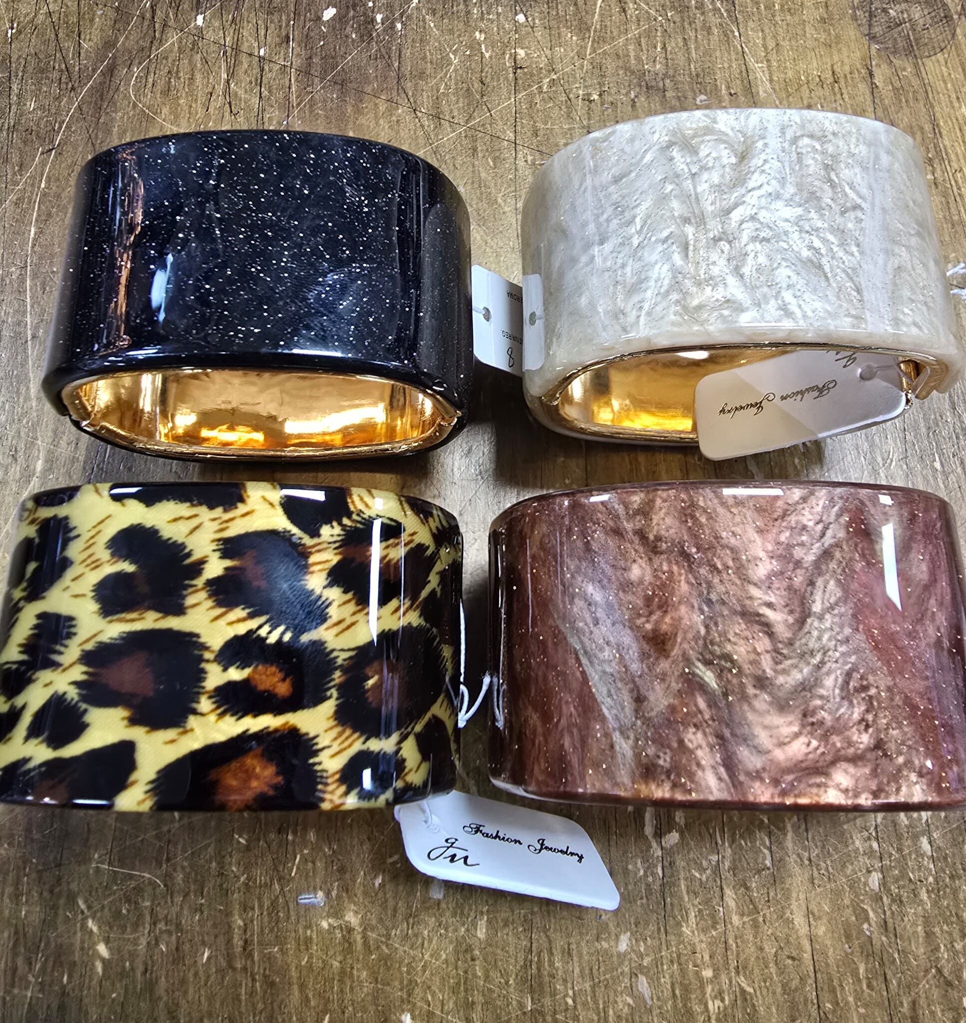 Bracciale rigido con chiusura in metallo dorato scintillante