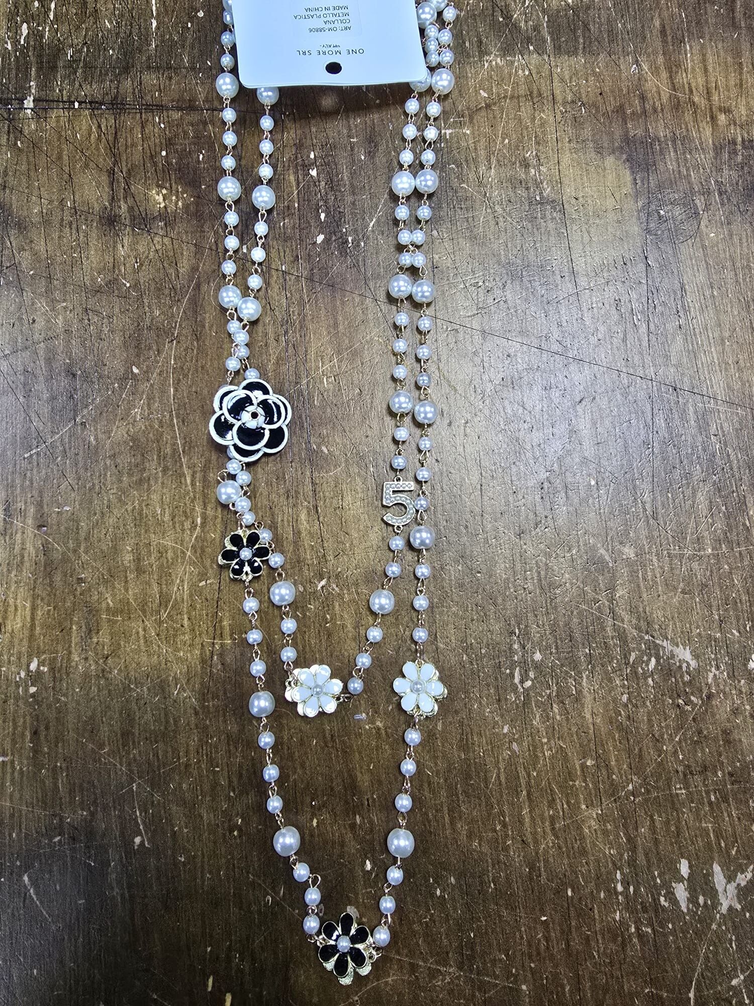 Collana con catena a forma di rosa ispirata