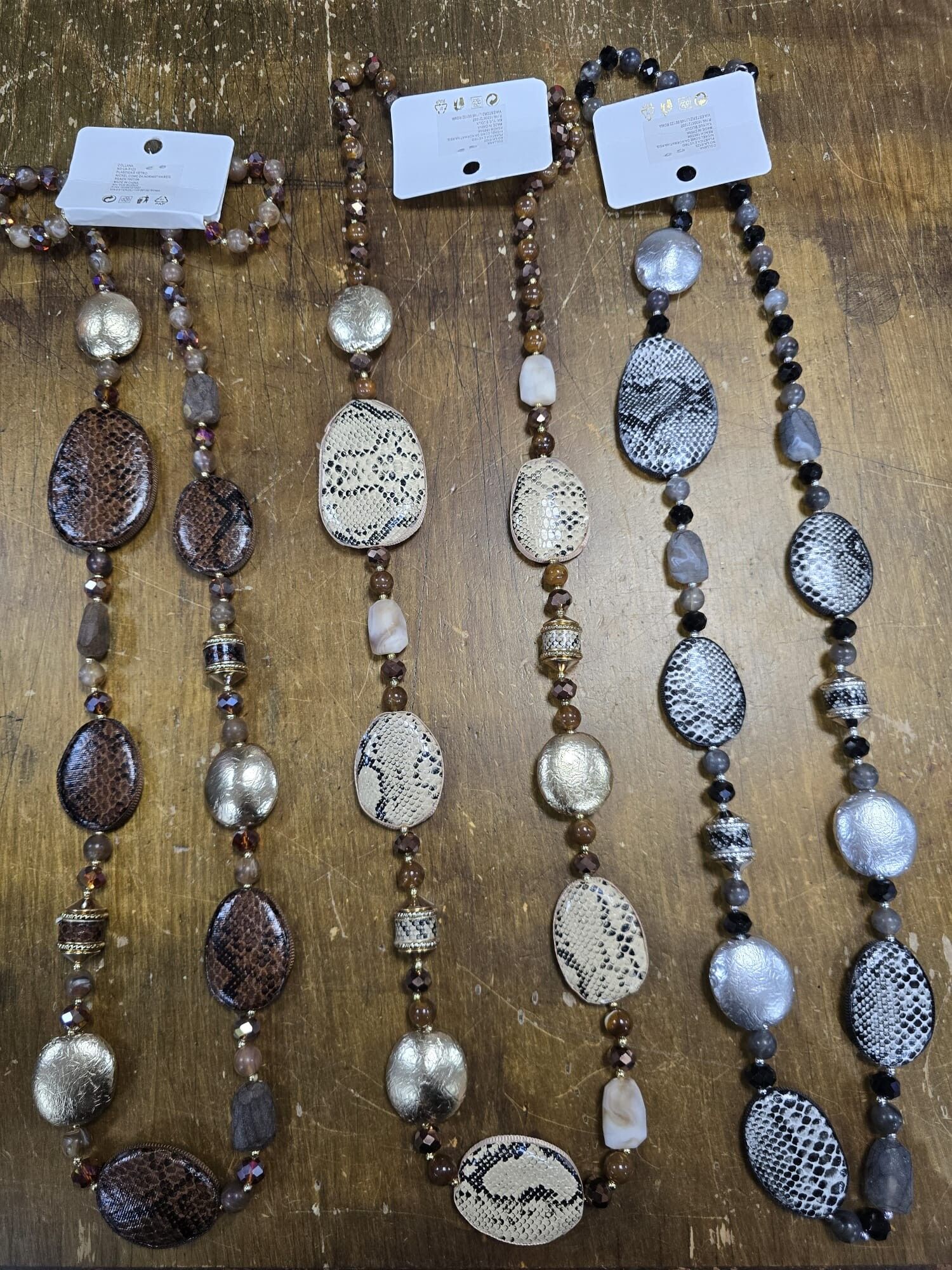 Collana con perline effetto pelle di rettile