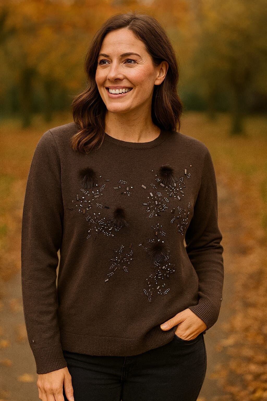 Maglione lavorato a maglia con pompon e cristalli