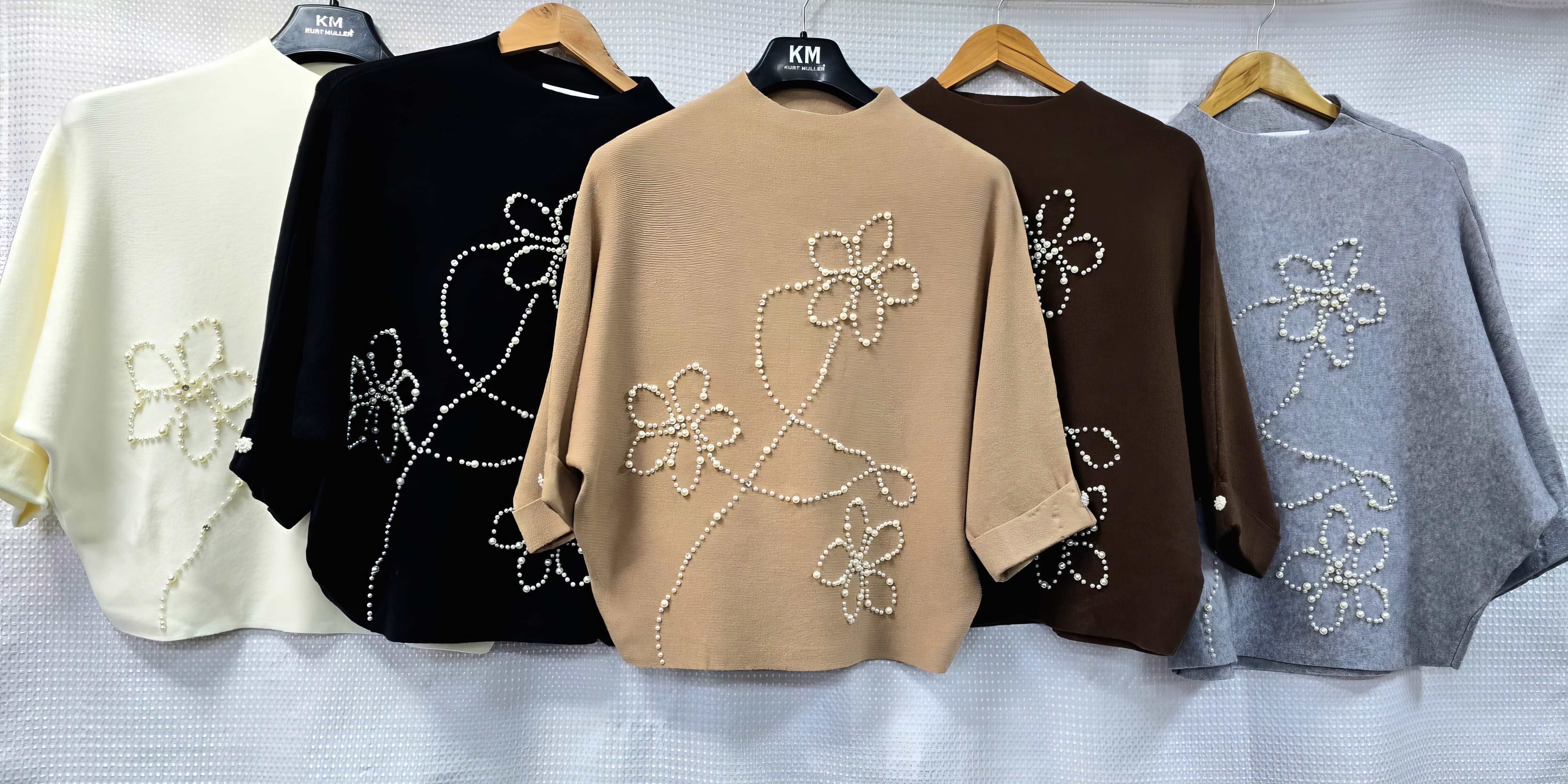 Pull à bretelles tortue orné de perles et de fleurs