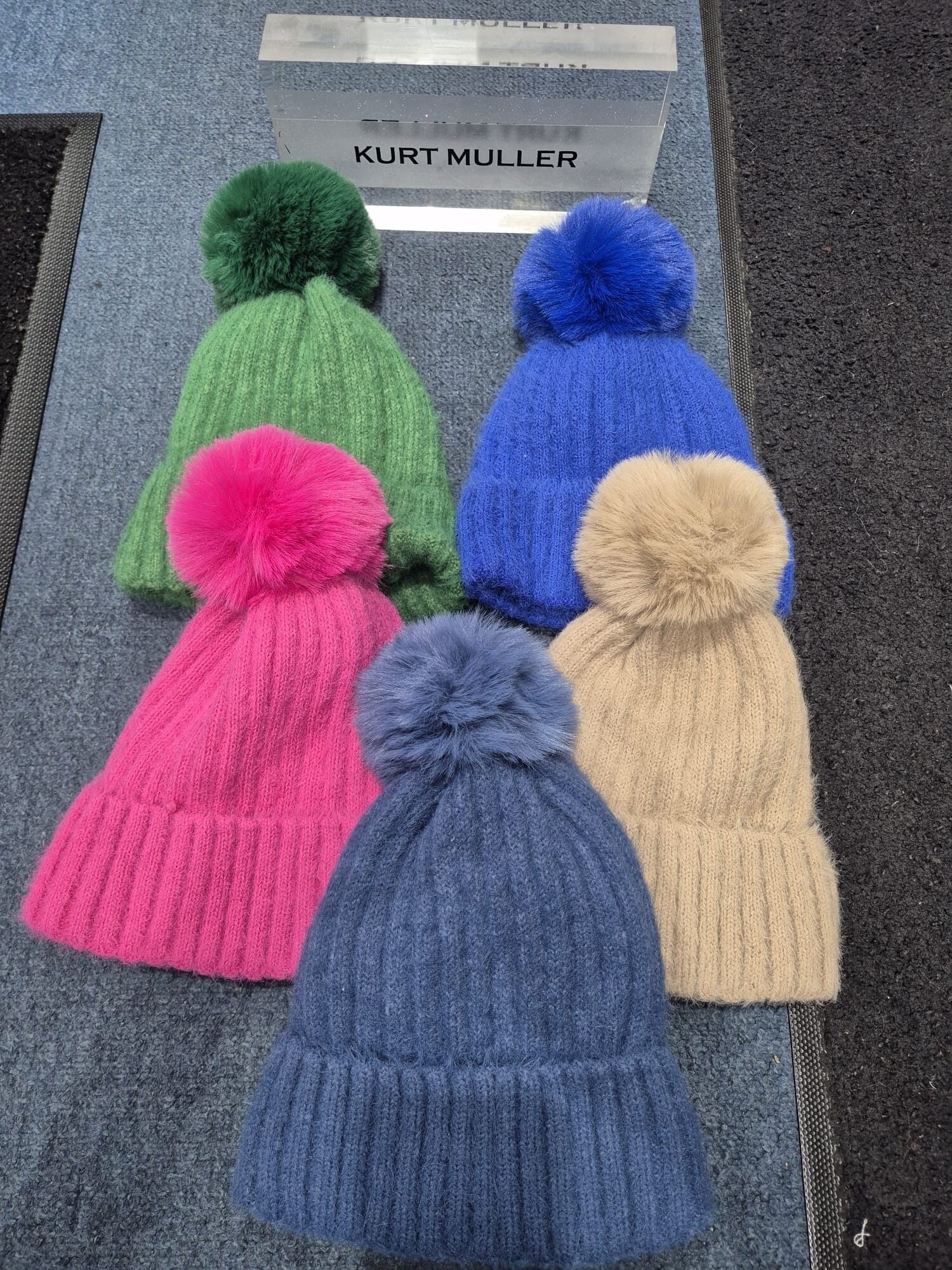 Cappello con grande pompon in pelliccia sintetica