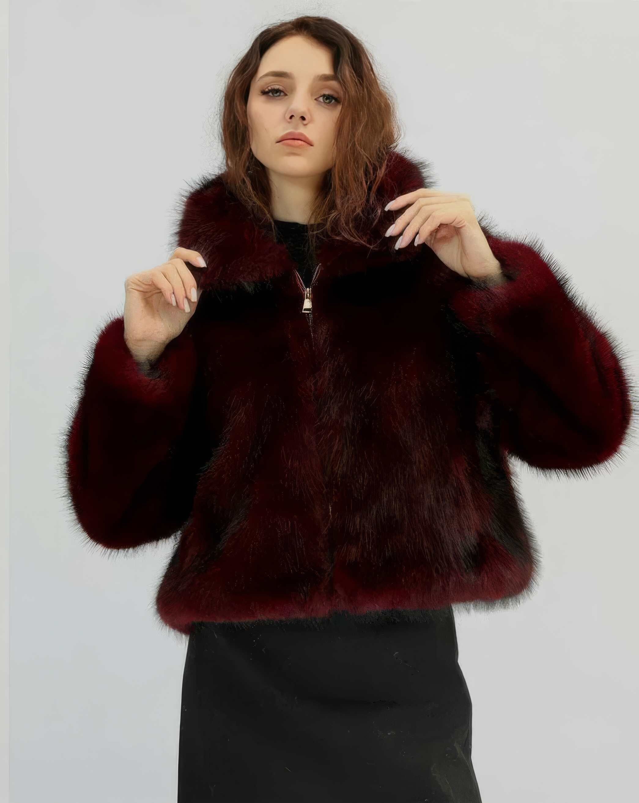 Abrigo de lujo con cremallera dorada y piel sintética