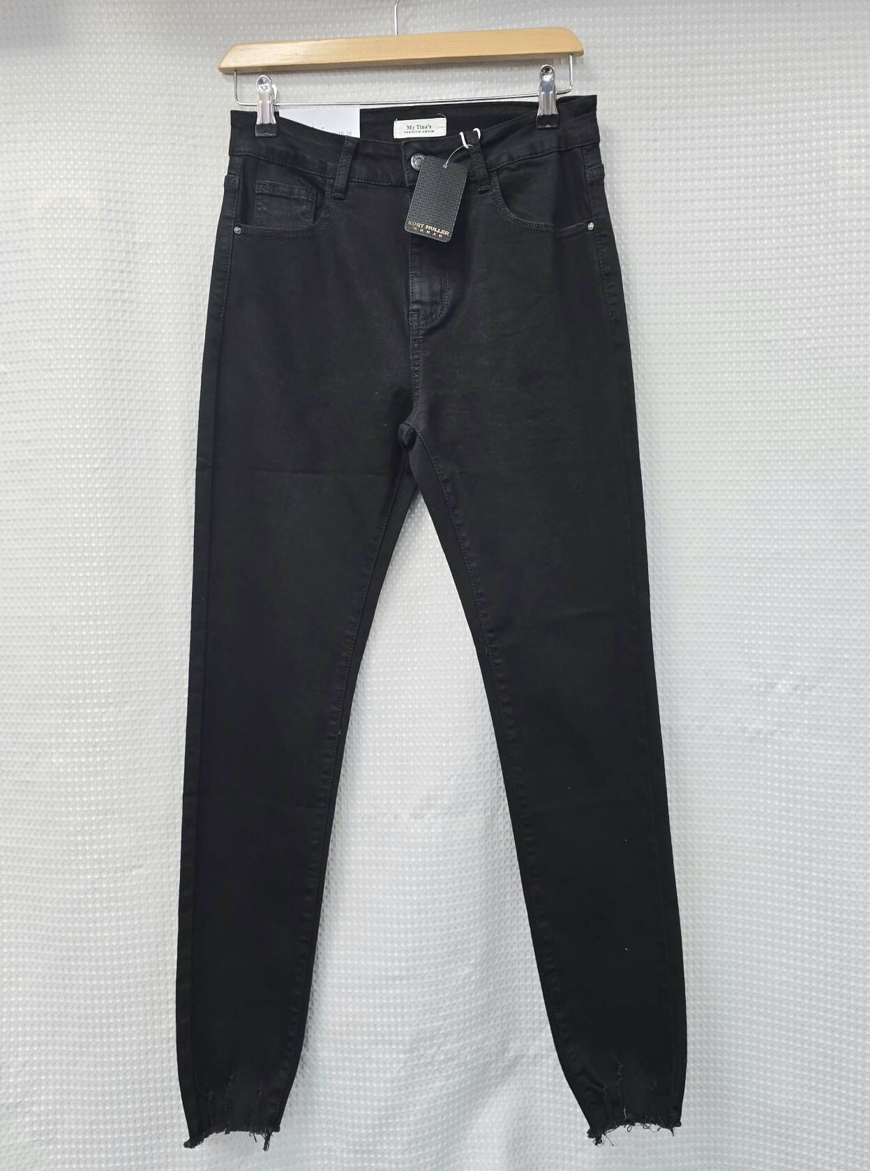 Jeans negros ajustados al tobillo