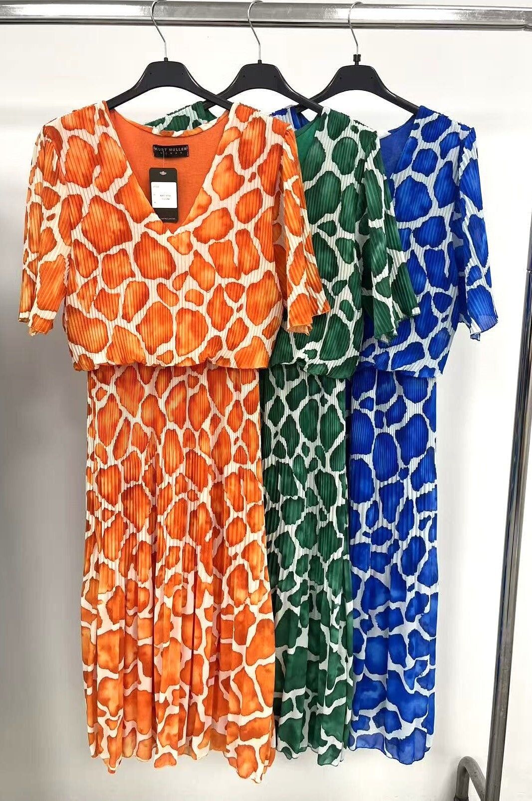 Vestido midi plisado de capas con estampado de jirafa en tonos Pebble