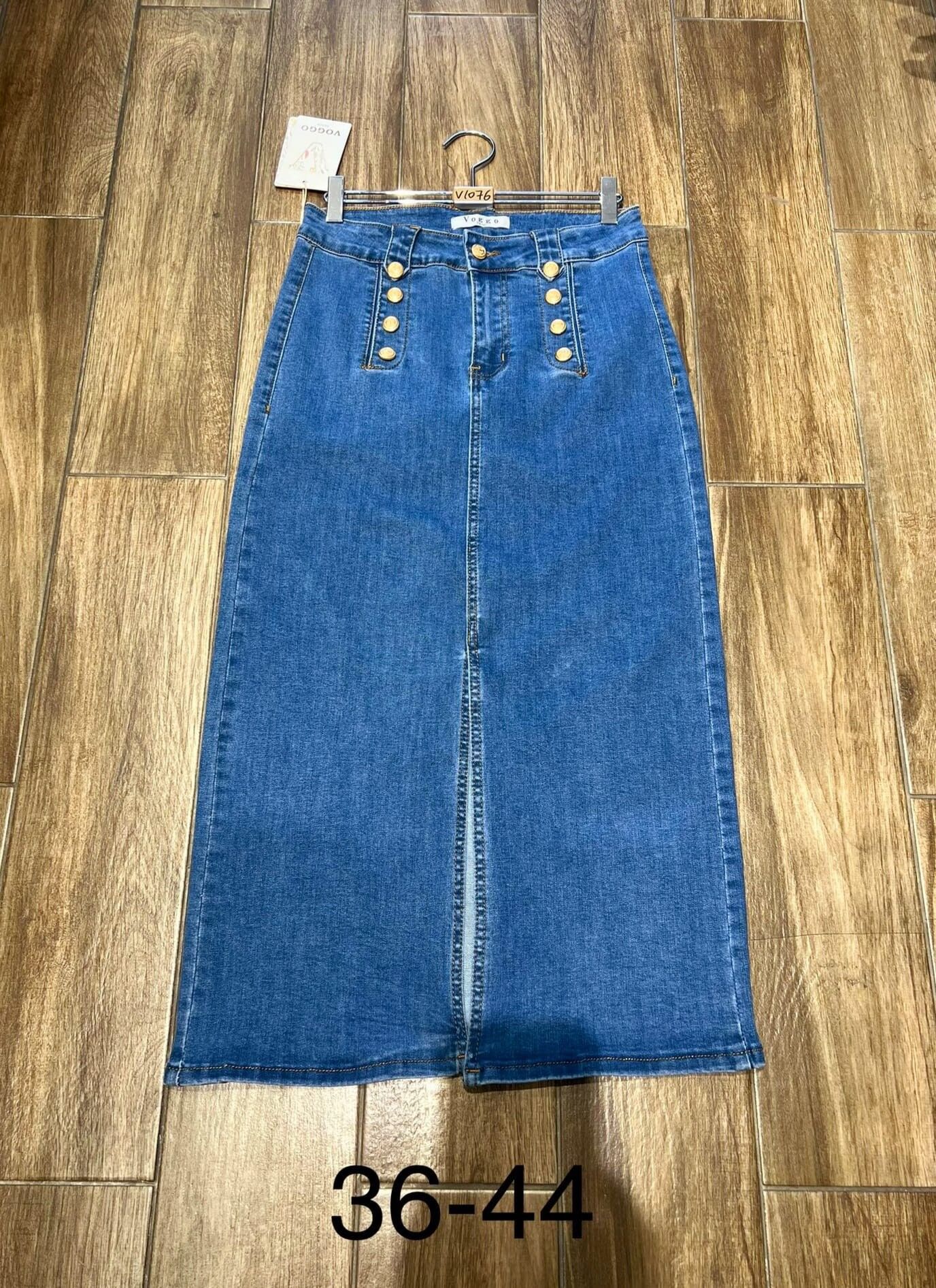 Falda vaquera elástica con botones dorados