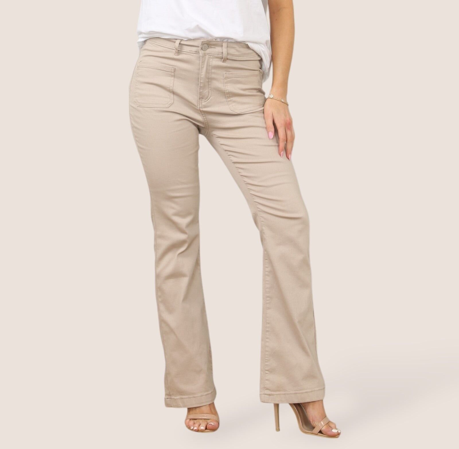 Vaqueros Voggo beige de corte bota con dos bolsillos delanteros