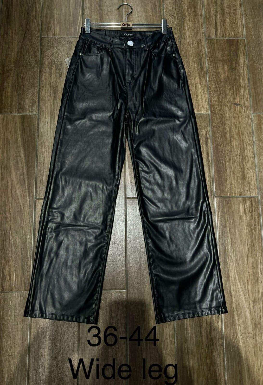 Jeans a gamba larga in morbida similpelle vegana