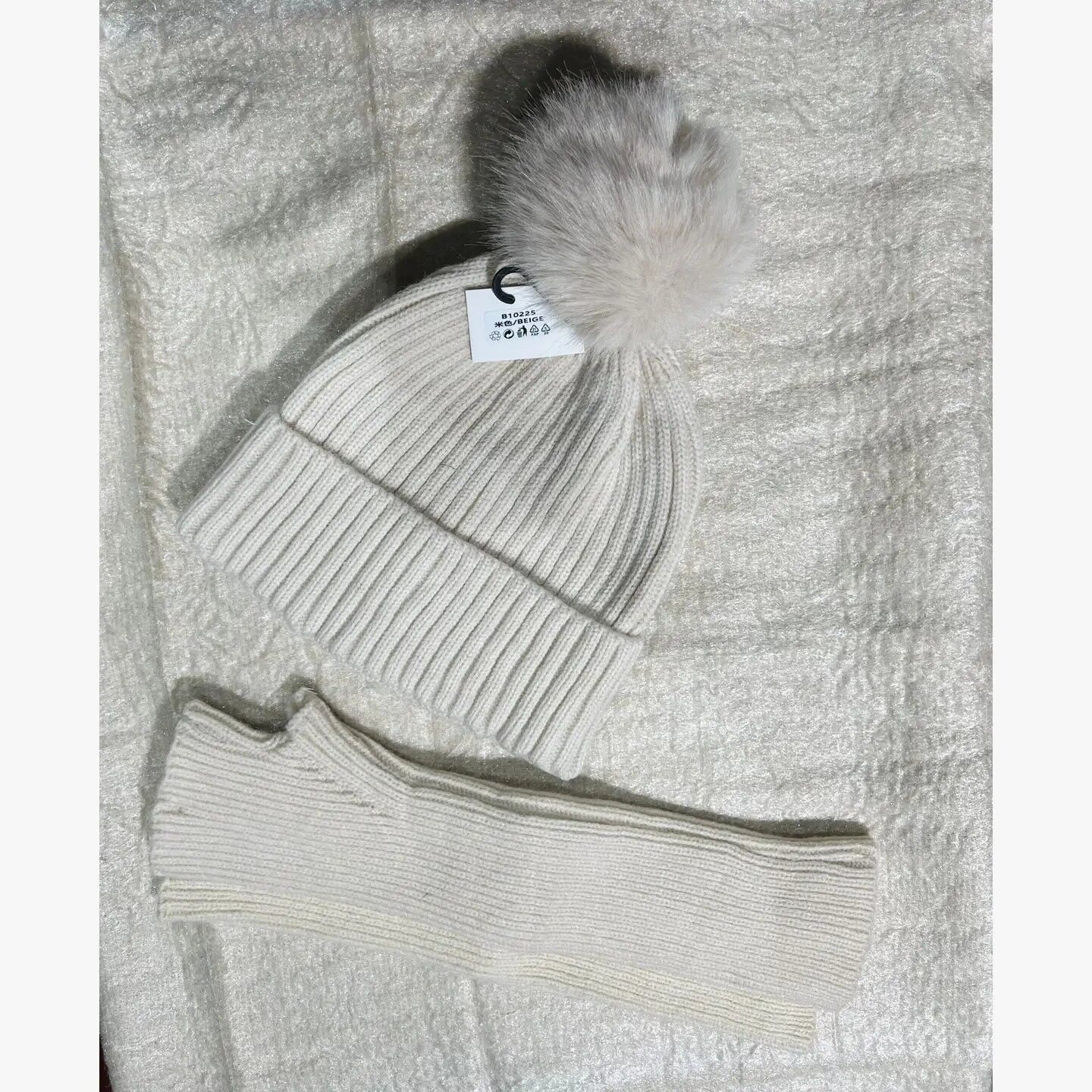 Set due pezzi con cappello e guanti con pompon