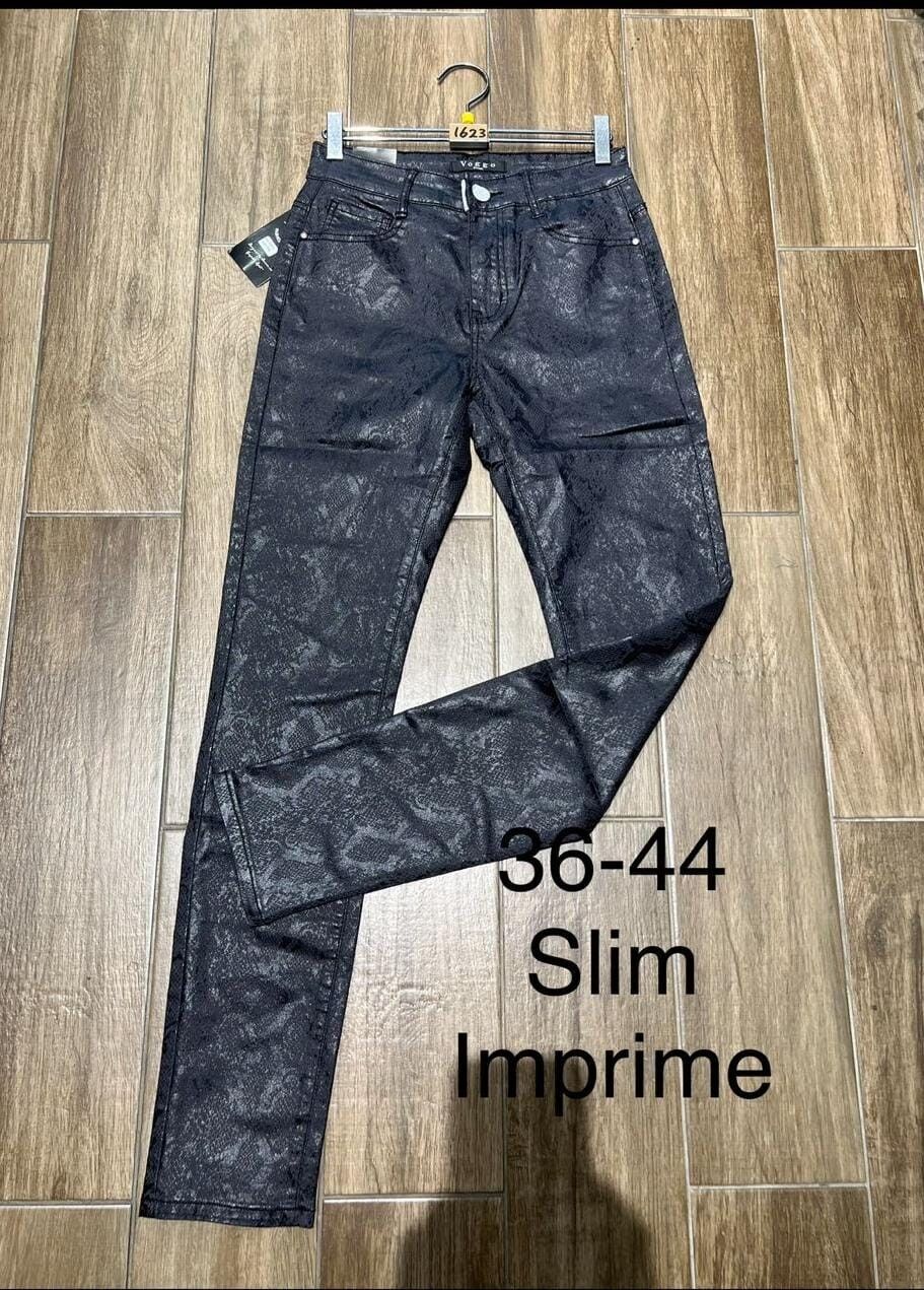 Jeans in similpelle con stampa rettile