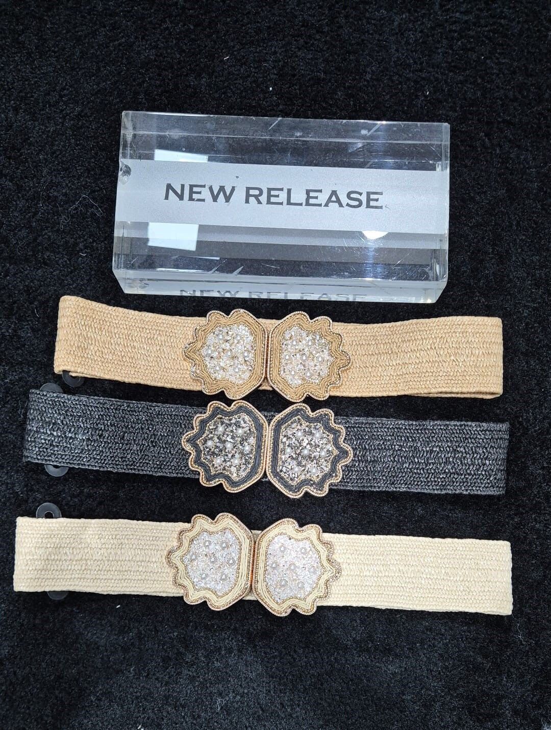 Cintura elasticizzata in paglia con doppia conchiglia impreziosita da cristalli