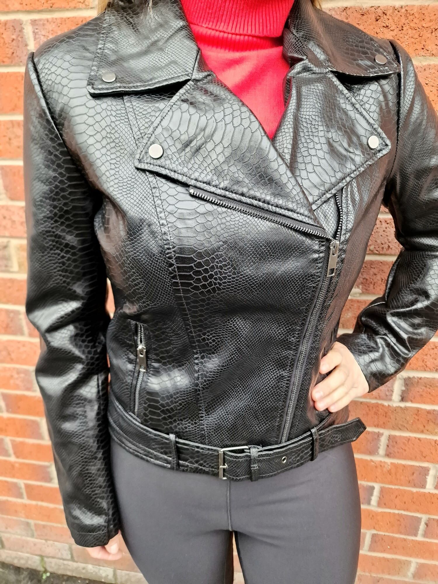 Schwarze Biker-Mokassin-Jacke in Kroko-Lederoptik