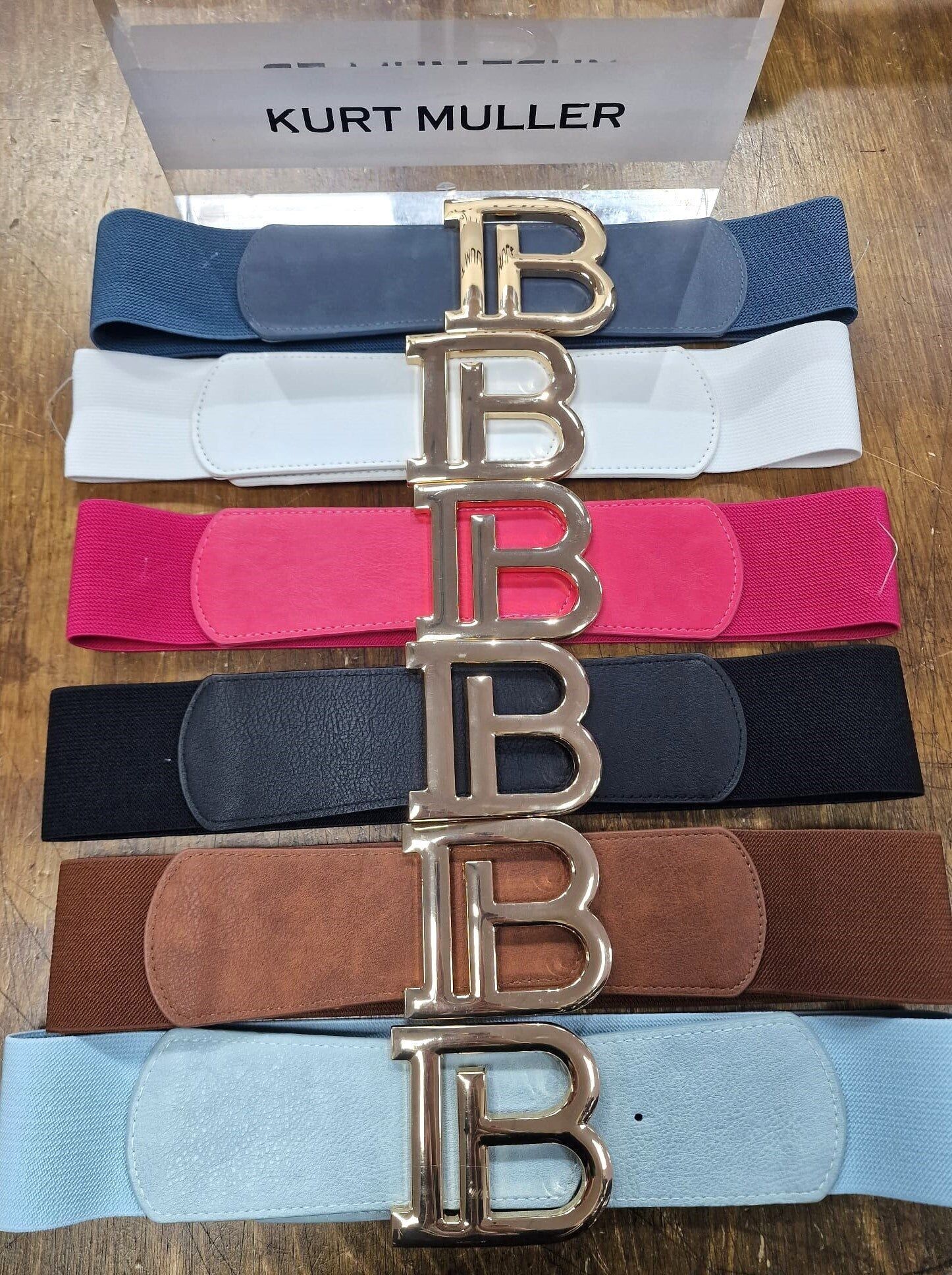 Elastischer Gürtel mit B-Schnalle