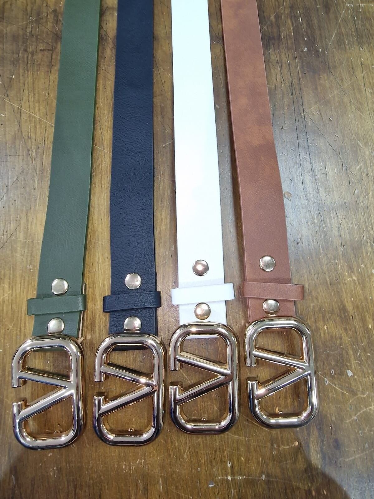 Goldener, von Valentino inspirierter Jeansgürtel