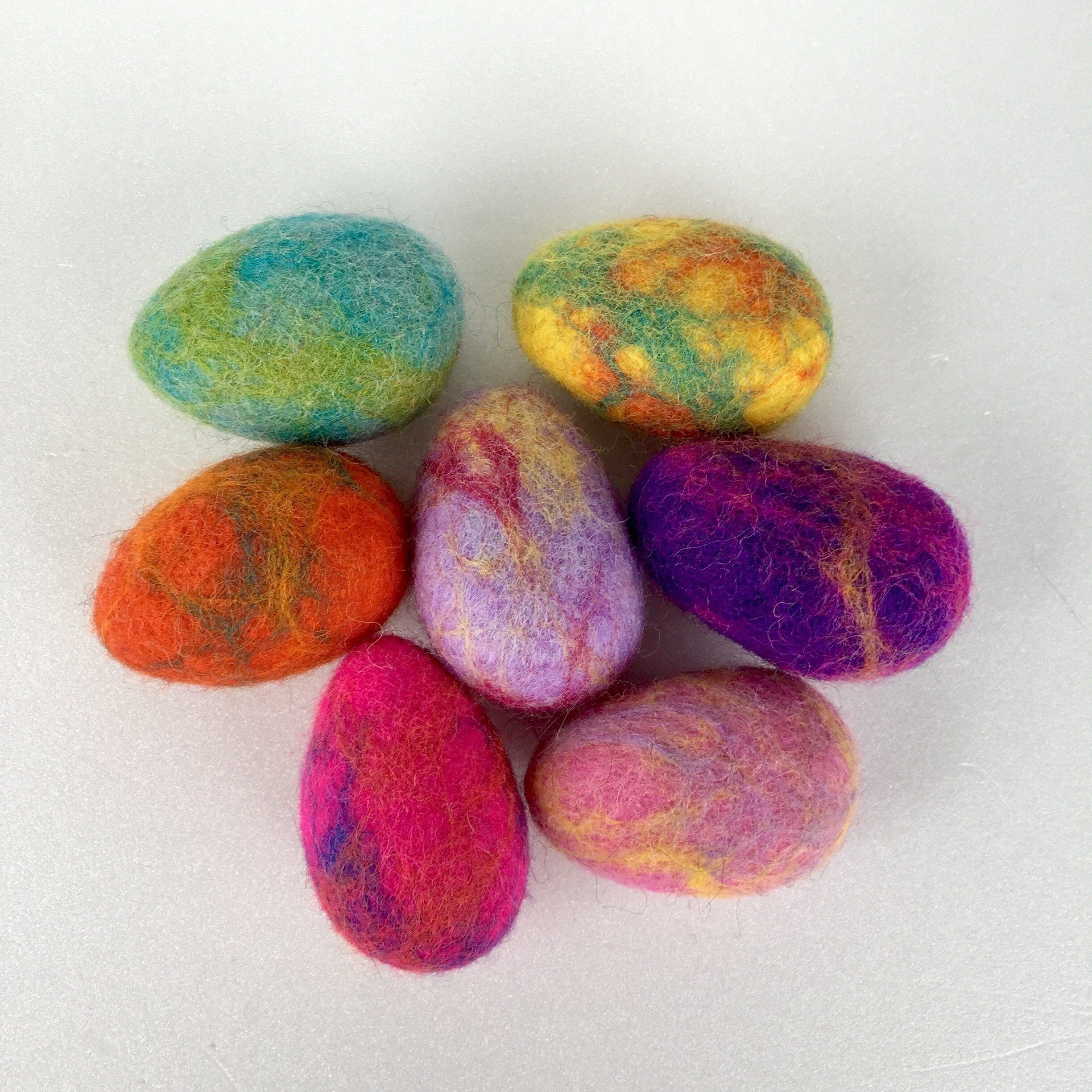 Giocattolo a forma di uovo di feltro