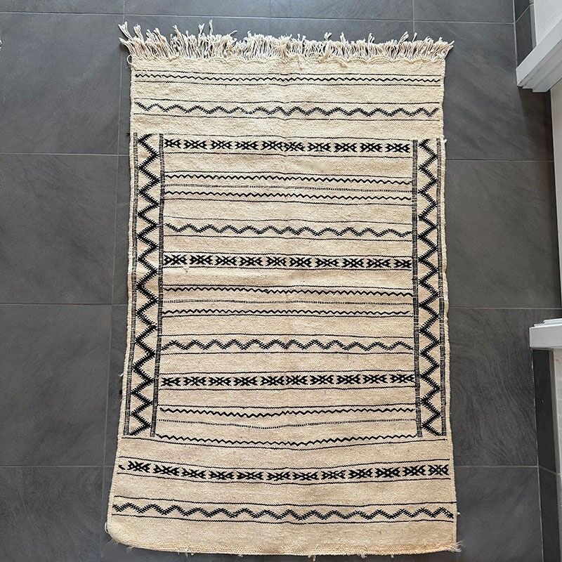 Kilim Zemmour – Alfombra marroquí de lana de 95×150 cm – Kilim tejido a mano en blanco y negro