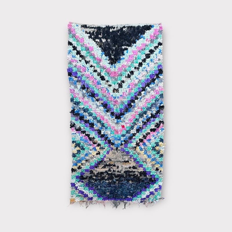 Tazra – Alfombra Boucherouite marroquí vintage de 148×246 cm – Arte textil tejido a mano con patrón en forma de V