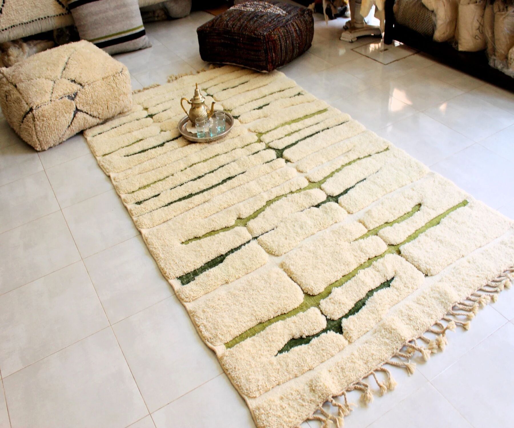 Squisito tappeto berbero tessuto a mano – verde oliva, verde reale e avorio – 100% lana, design scolpito