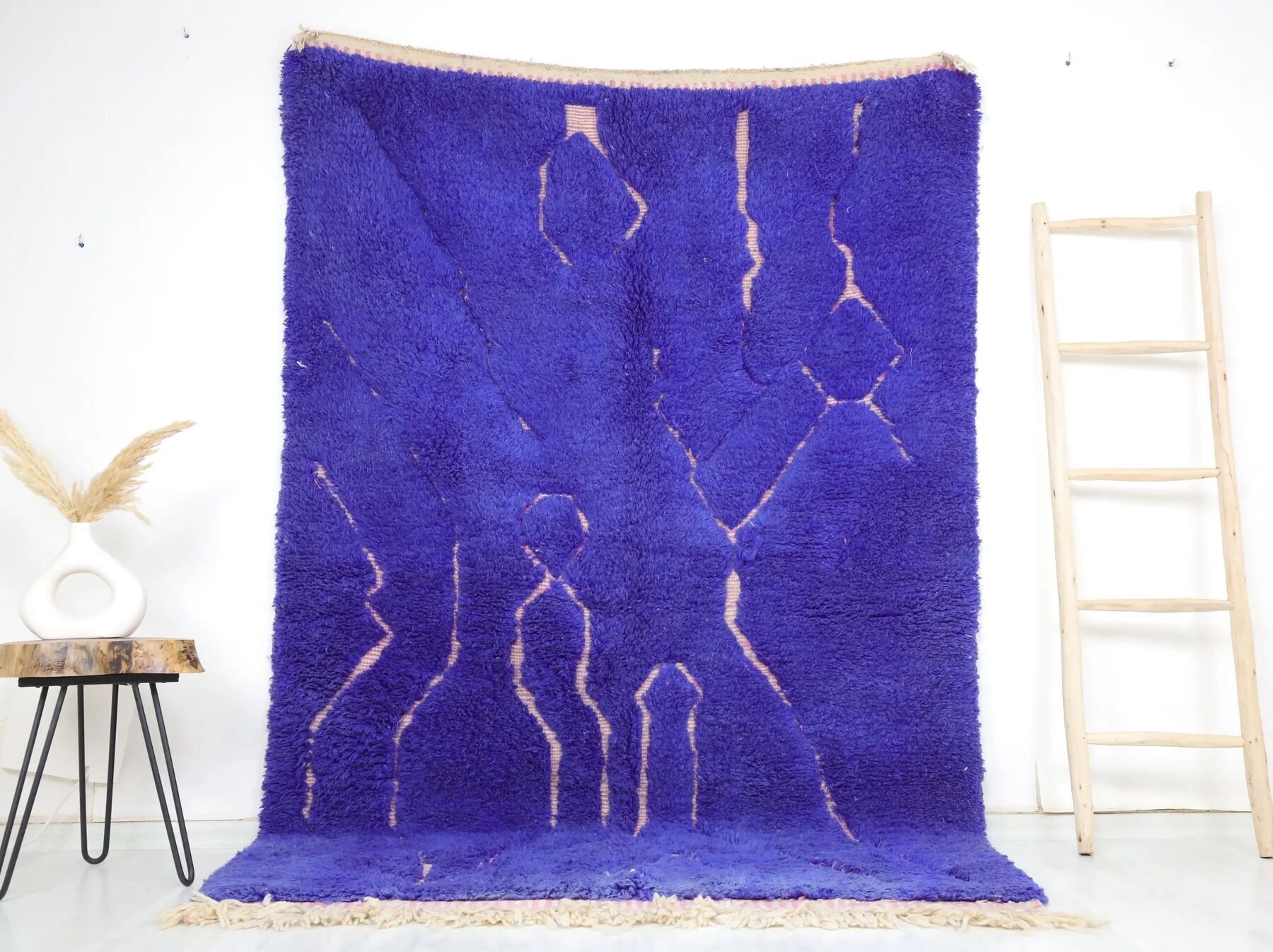 Tappeto marocchino viola vibrante personalizzato – Tappeto tessuto a mano Beni Ourain – Su misura per il tuo stile