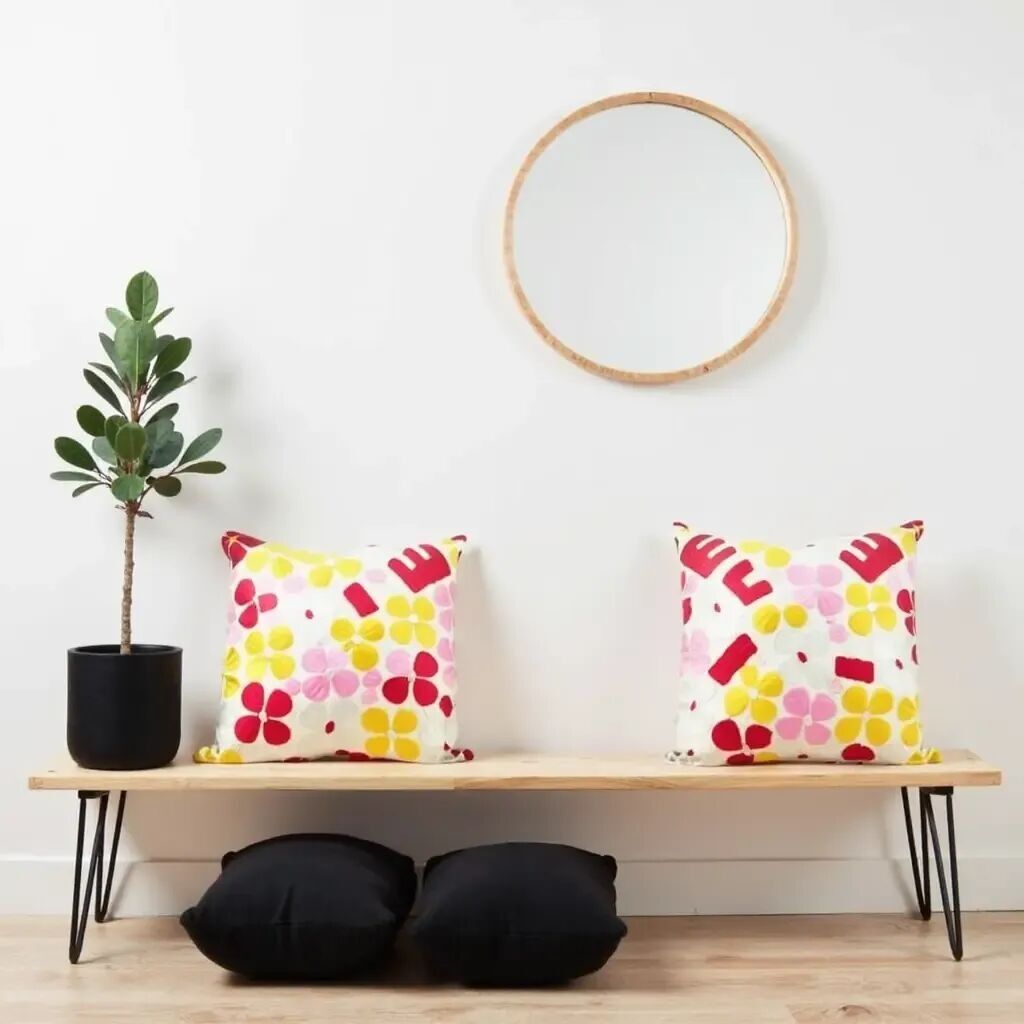 Set di cuscini ricamati con motivi floreali vivaci in un allegro rosa – 17.4" x 17.4"