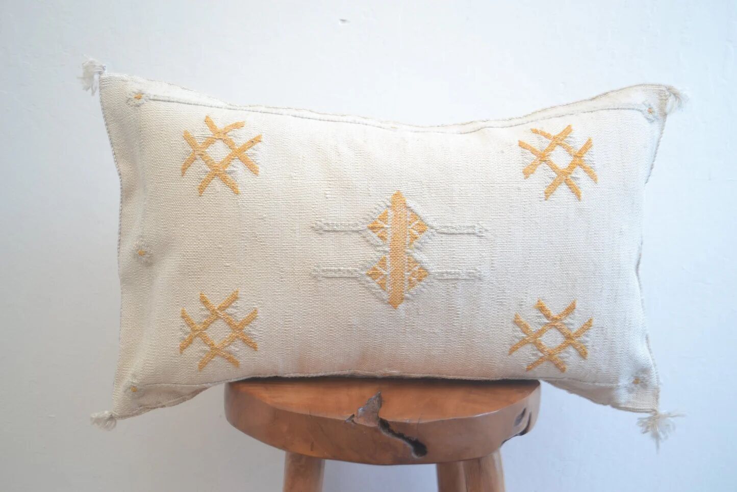 Cojín lumbar de seda Sabra – Hecho a mano en Marruecos con seda de cactus de agave del Sáhara