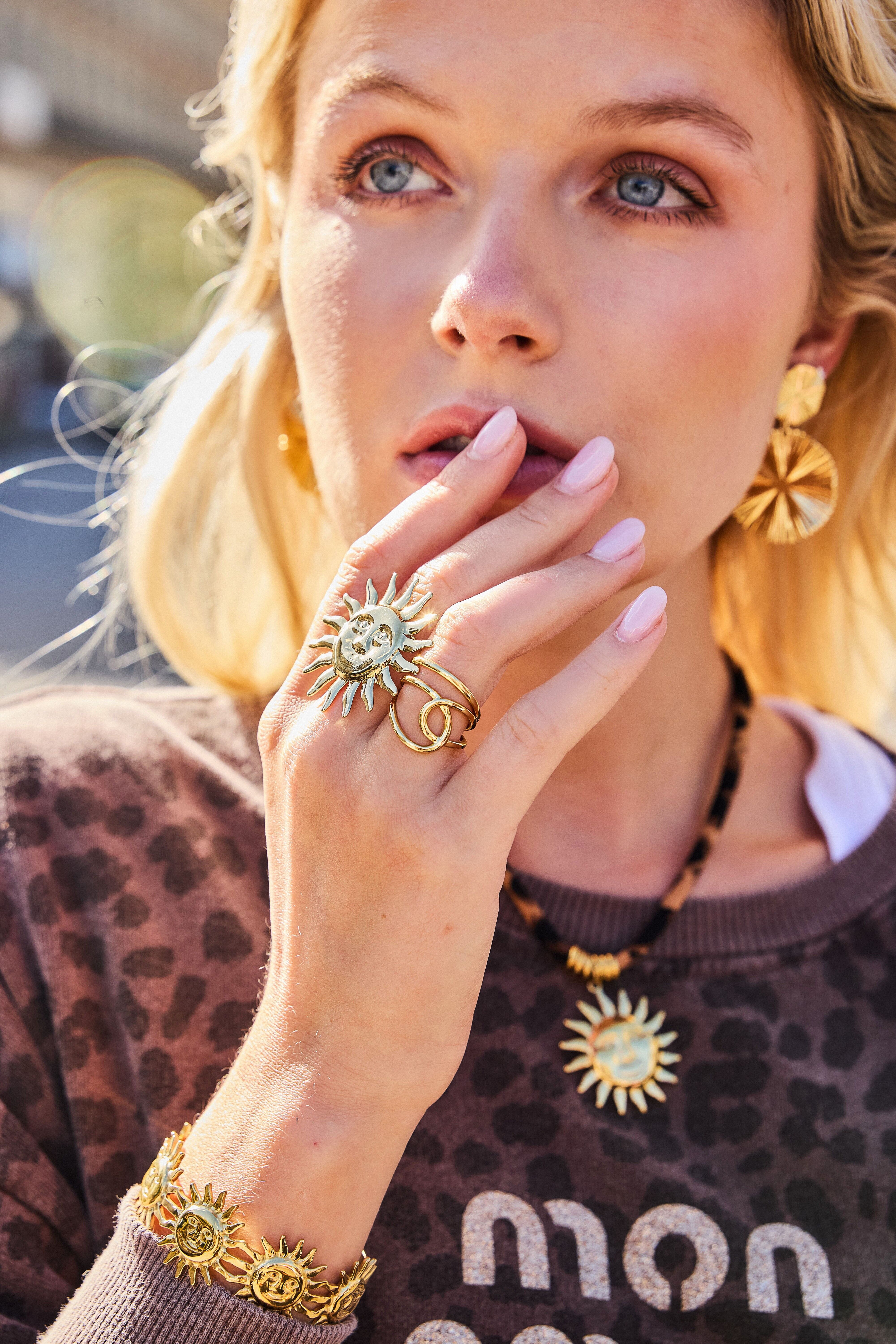 Goldener Sonnenring aus Edelstahl – Strahlender und trendiger Schmuck