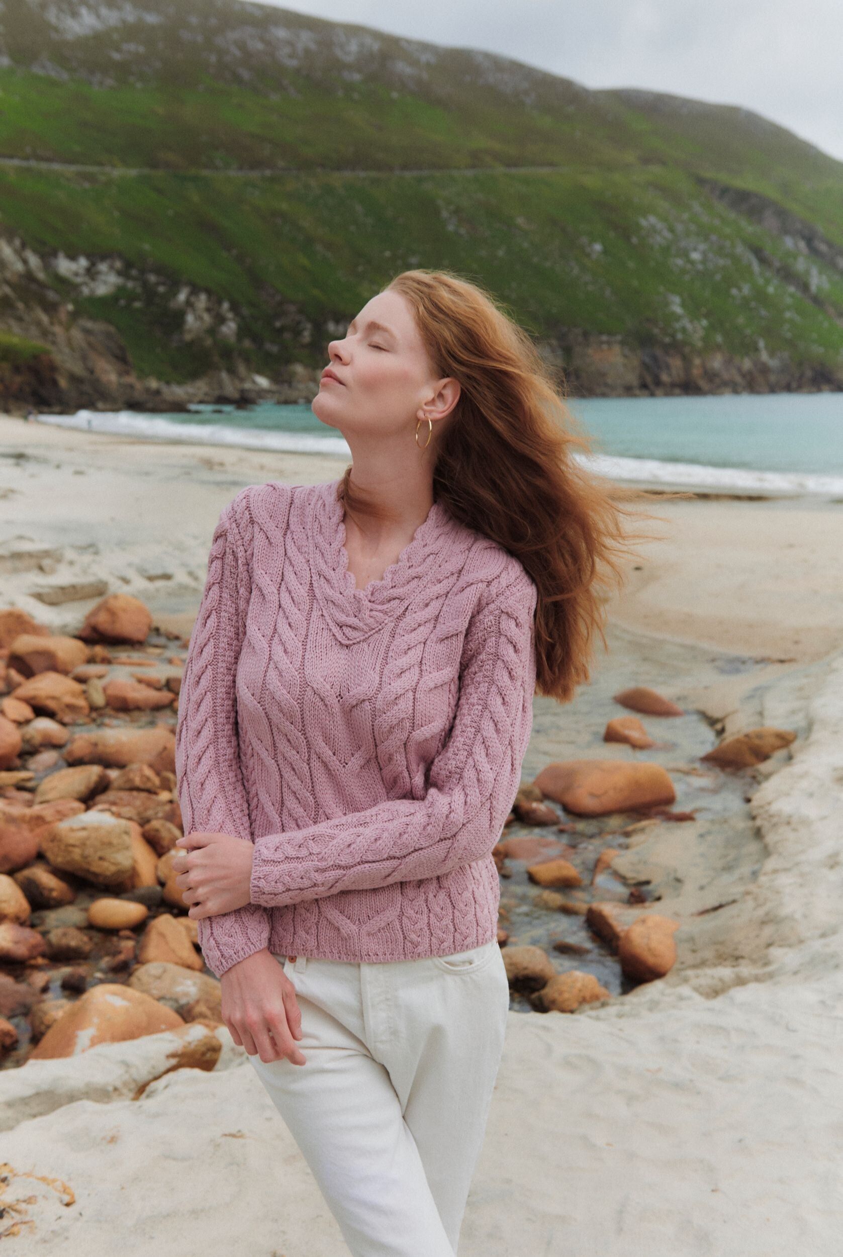 Maglione da donna in lana merino super morbida con scollo a V Tralee - Rosa