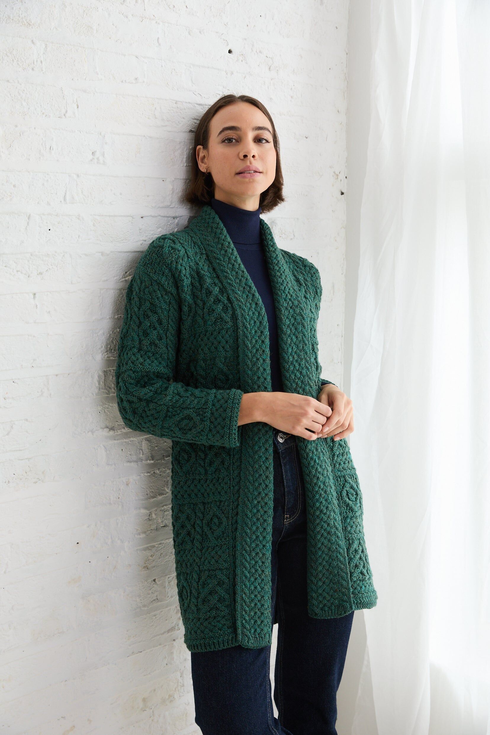 Cardigan lungo scialle Aran in lana merino Tara da donna - Verde