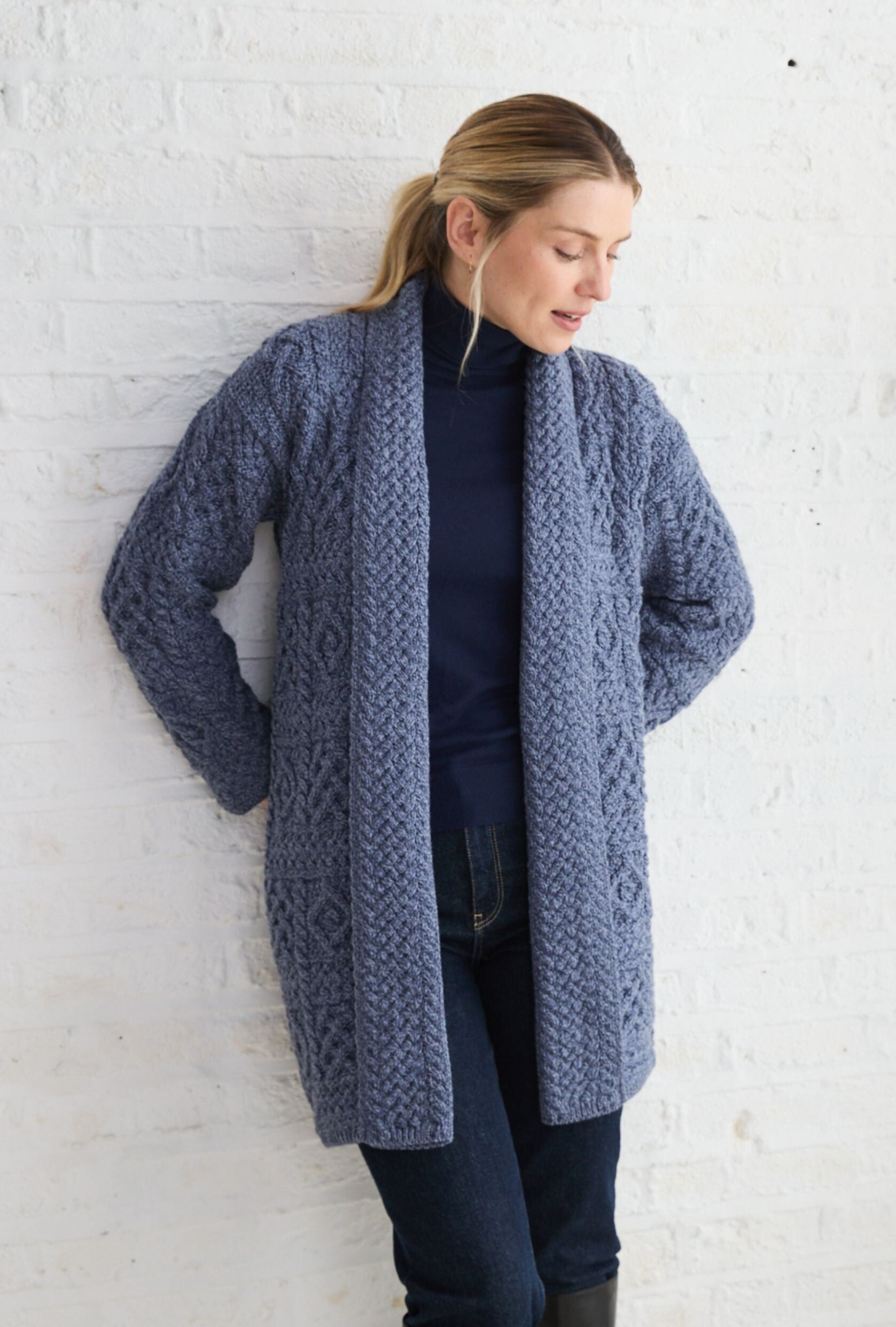 Cardigan lungo scialle in lana merino Aran da donna Tara - Denim