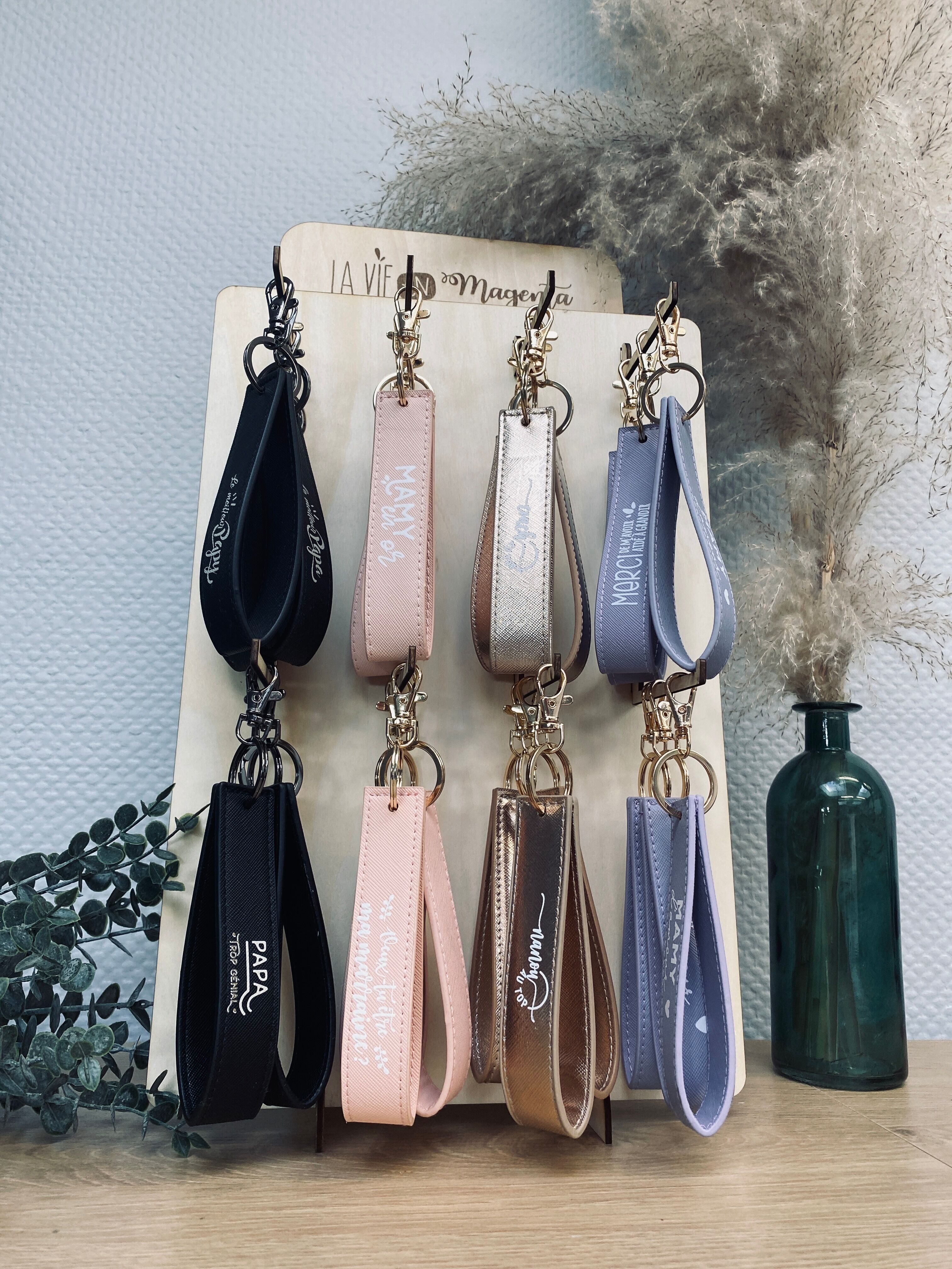 Hölzerner Präsentationsständer mit einer Auswahl von 24 Schlüsselanhängern