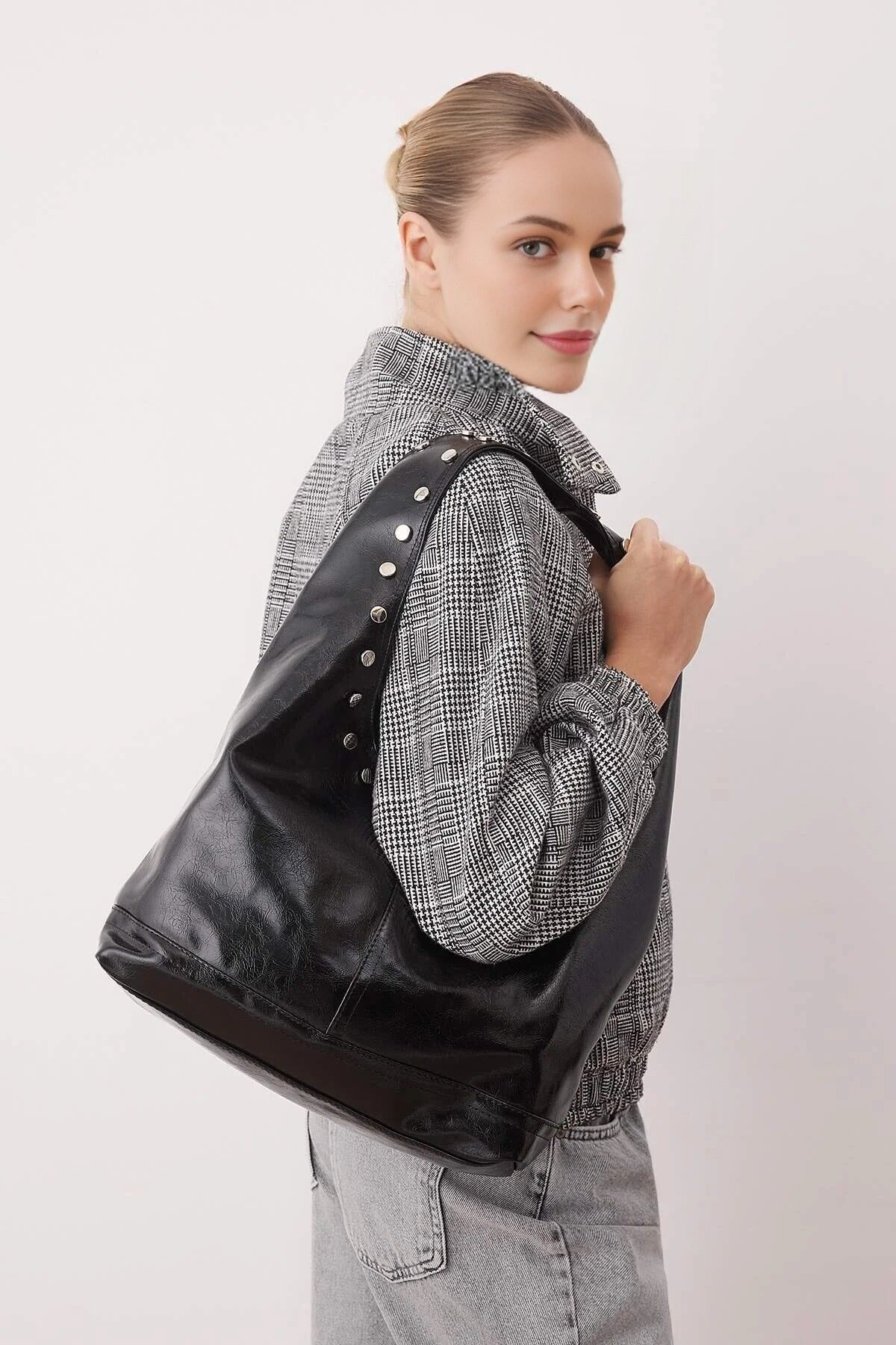 Ovale mittelgroße Schultertasche