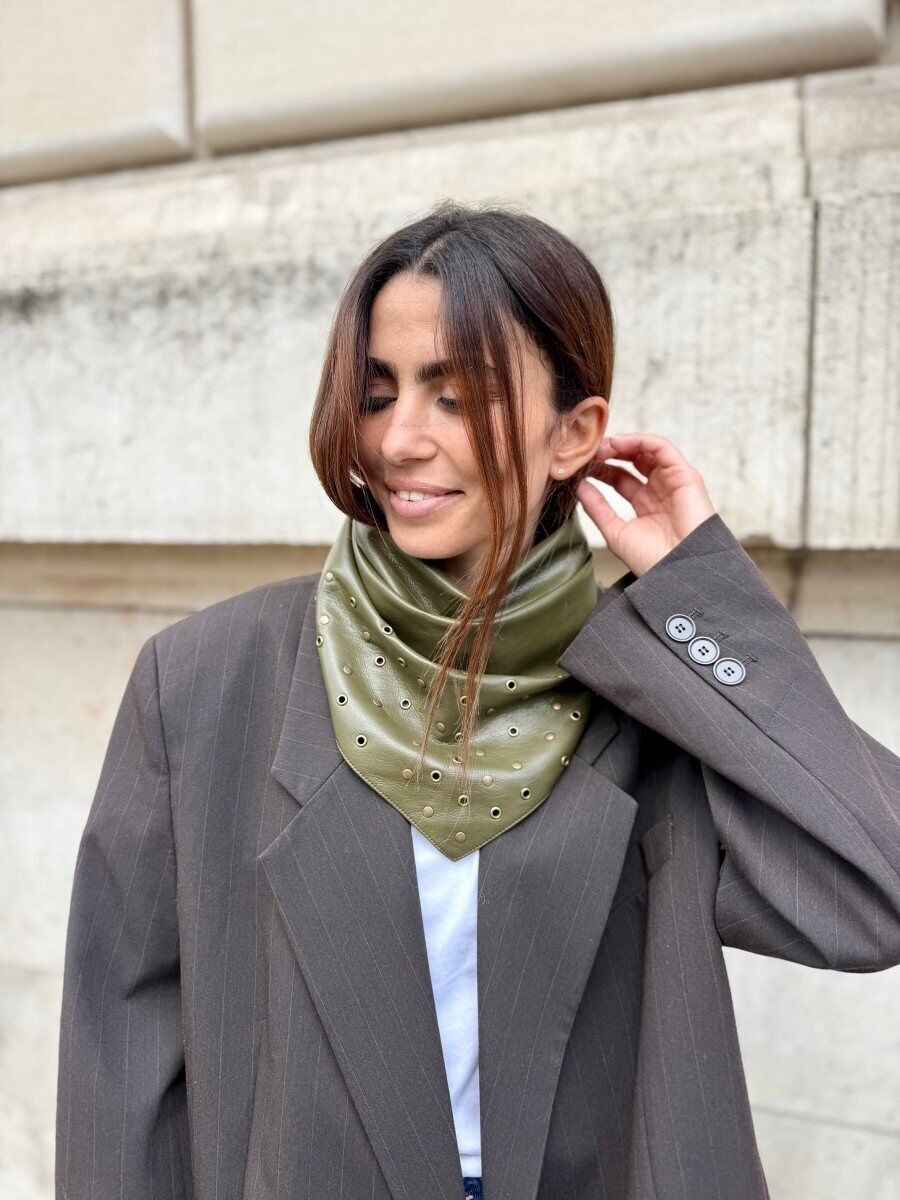 Detalles del pañuelo triangular con efecto piel vegana: Ojales dorados