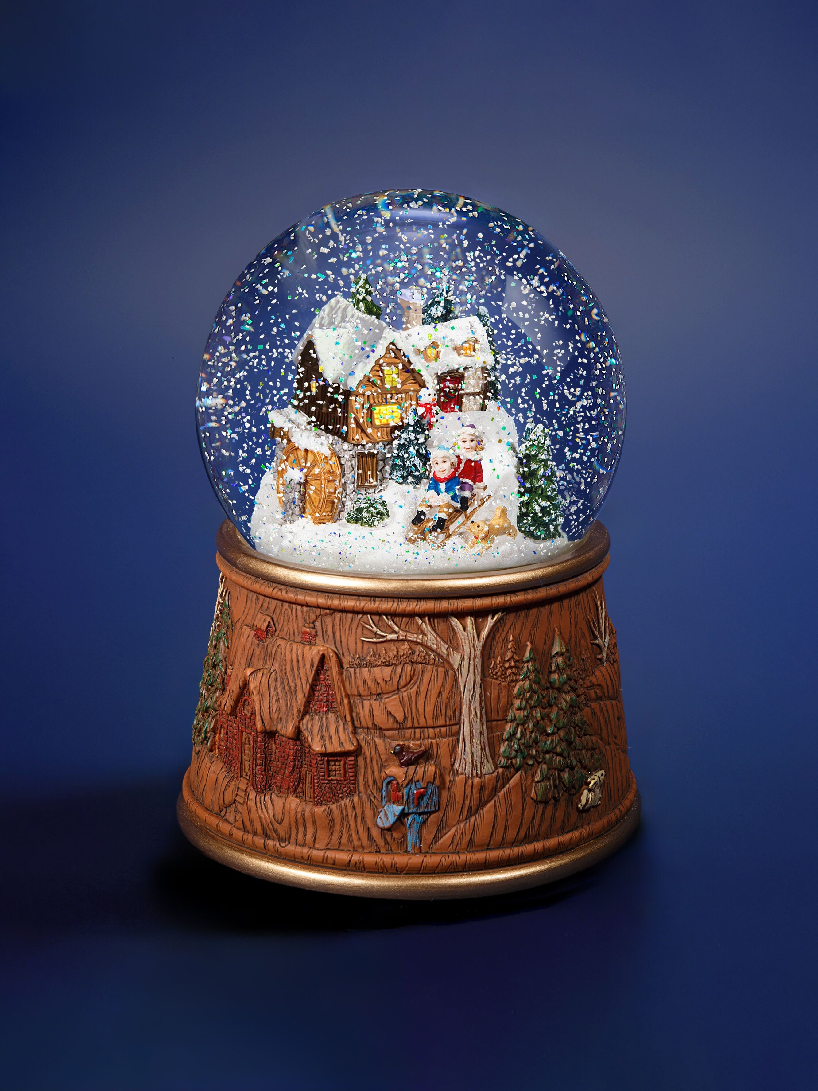 Boule à neige de Noël «Moulin à eau» avec éclairage et tempête de neige automatique